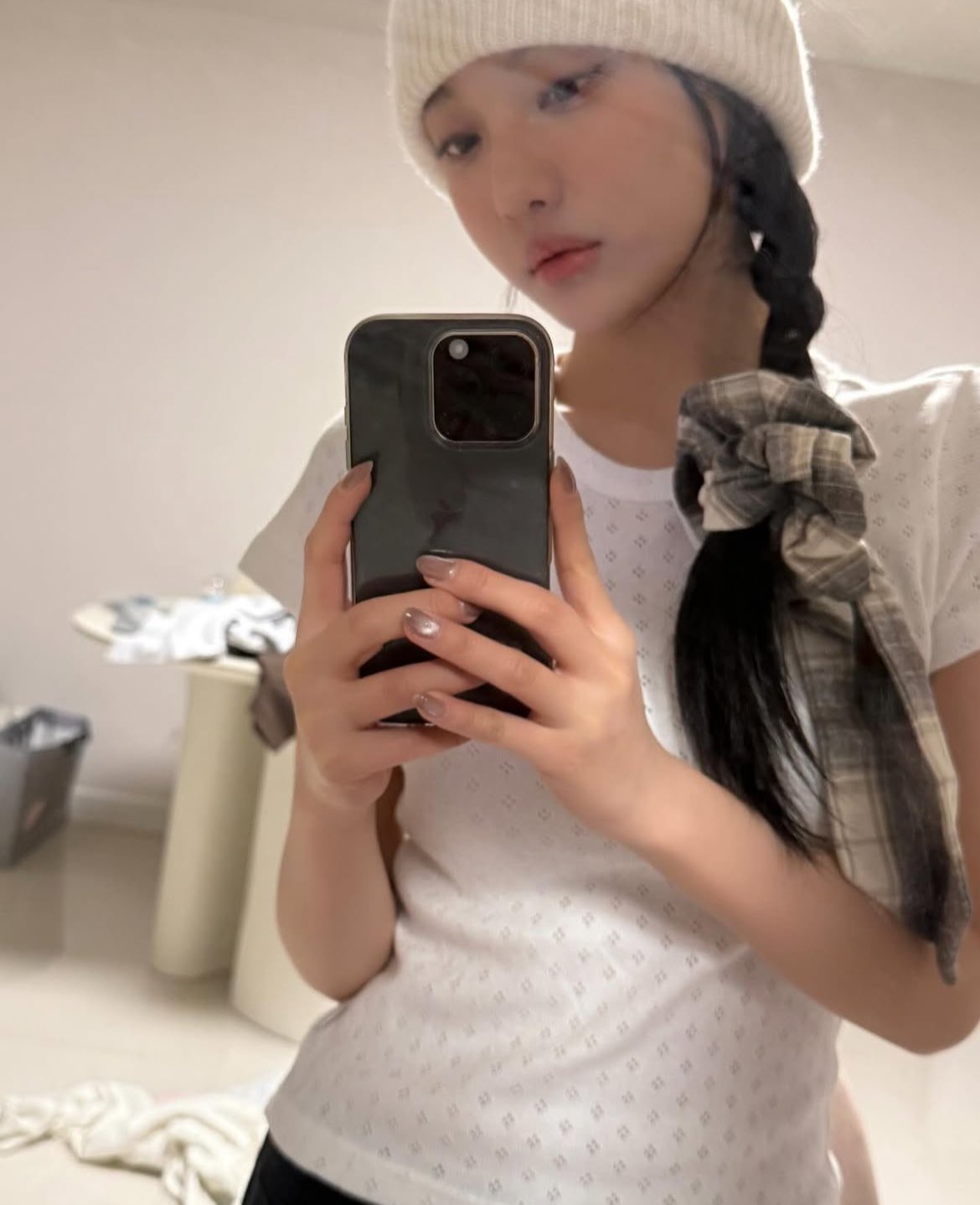 에스파 옷장 털기🧺
지금 입고 싶은 여름 옷 다 모았습니다.🤍

에스파가 일상에서 입은 여름 코디, 편안하면서도 스타일은 확실하게! 지금 입기 딱 좋은 아이템만 담았습니다. 어떤 제품이 있는지 지금 바로 확인해보세요.

1. 선번프로젝트 베이직 티셔츠, 마린 블루
2. 선번프로젝트 베이직 티셔츠, 화이트 펀칭
3. 글로니 3/4 버튼 플라이 티
4. 시엔느 말리부 플라워 쇼츠 이미지5