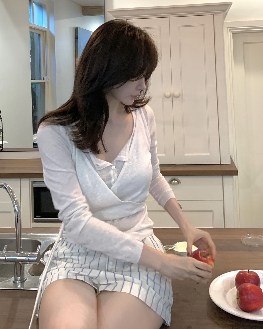 반팔 입기 애매할 땐...
셀럽이 고른 제2의 선택지, 여름 가디건을 입어보세요☀️💨 이미지