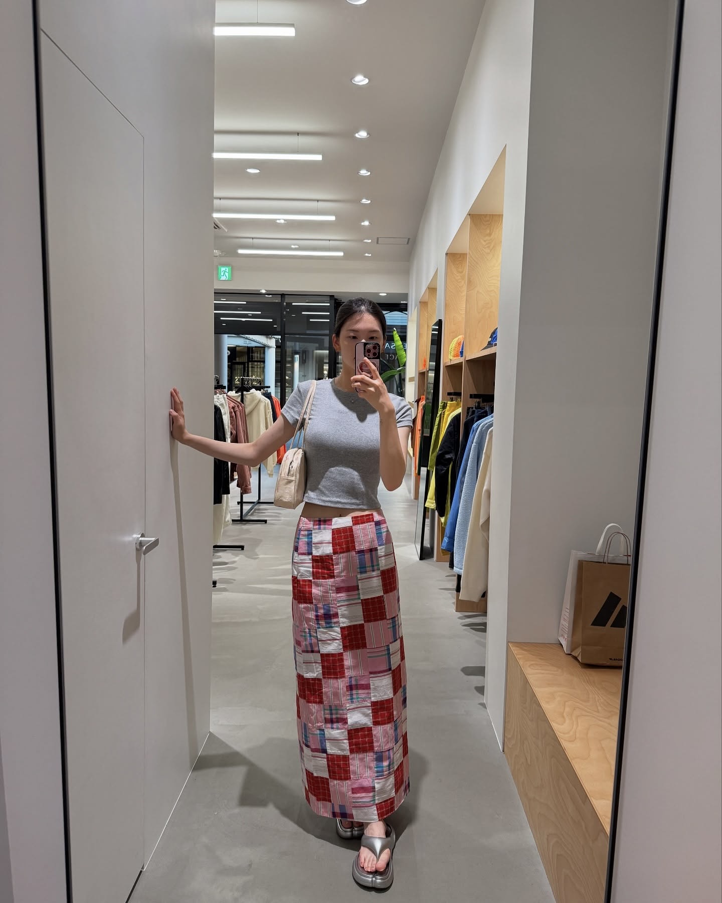 저 옷 어떻게 만든 거야?
이질감 없는 믹스매치, 비결이 궁금하다면 클릭해 보세요🧩🌈
밋밋한 옷이 질렸을 때, 패치워크 아이템을 시도해보세요.
1. 코이세이오 핀턱 블라우스, 10만 원대
슬기가 착용한 블라우스는 오버핏 실루엣의에 서로 다른 원단을 연결해 퀄트 느낌을 살린 유니크하고 빈티지한 아이템입니다. A라인의 체크 미니스커트와 매치해 믹스 매치하고 러블리한 스타일링을 연출했습니다.
2. 누아누 수비 롱스커트, 17만 원대
모델 김진경이 착용한 롱스커트는 H라인으로 체크와 스트라이프가 조화롭게 패치워크 되어 감각적인 스타일을 완성하는 아이템입니다. 회색 무지티와 쪼리를 매치해 자칫 과해 보일 수 있는 스타일을 중화시키며 룩의 밸런스를 잡아주었습니다. 이미지5