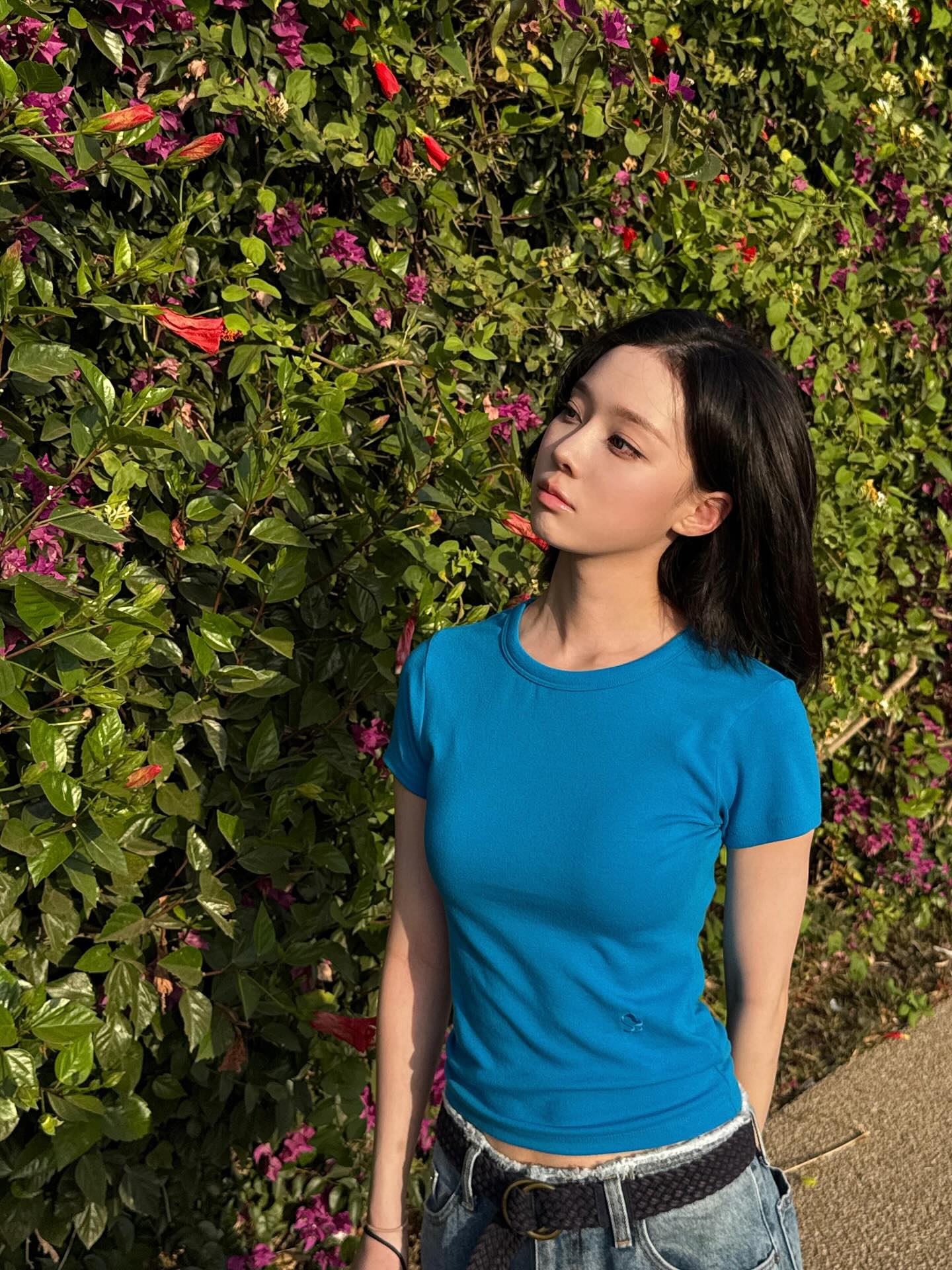 에스파 옷장 털기🧺
지금 입고 싶은 여름 옷 다 모았습니다.🤍

에스파가 일상에서 입은 여름 코디, 편안하면서도 스타일은 확실하게! 지금 입기 딱 좋은 아이템만 담았습니다. 어떤 제품이 있는지 지금 바로 확인해보세요.

1. 선번프로젝트 베이직 티셔츠, 마린 블루
2. 선번프로젝트 베이직 티셔츠, 화이트 펀칭
3. 글로니 3/4 버튼 플라이 티
4. 시엔느 말리부 플라워 쇼츠 이미지3