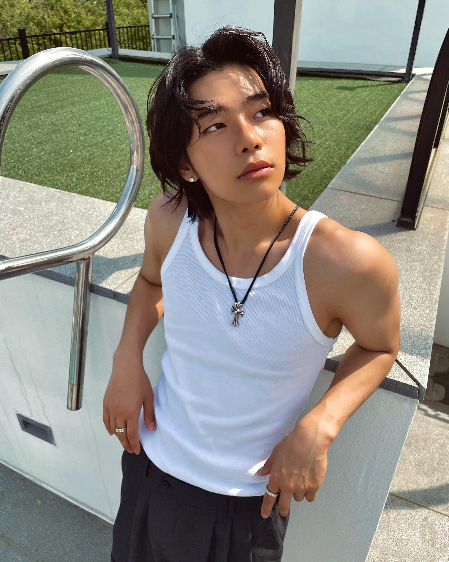타잔 씨, 진짜 타잔 같아요🖤

최근 음원 차트를 휩쓸며 뜨거운 반응을 얻고 있는 올데이 프로젝트.

그중에서도 유독 시선을 끄는 멤버가 있습니다. 바로 ‘타잔’ 인데요.

뮤직비디오 속에서는 시크하고 강렬한 분위기로 눈길을 끌었지만, 무대 밖에서는 잼민이같은 장꾸 매력으로 반전 매력을 보여주며 팬들의 마음을 사로잡고 있죠.

사실 그는 한예종 현대무용 전공자이자, 뉴진스 ‘Supernatural’ 뮤직비디오에 출연하는 등 다양한 활동 이력을 갖고 있는데요.

앞으로가 더 기대되는 타잔과 올데이 프로젝트, 지금 바로 슬라이드를 넘겨 확인해보세요 ➡️ 이미지