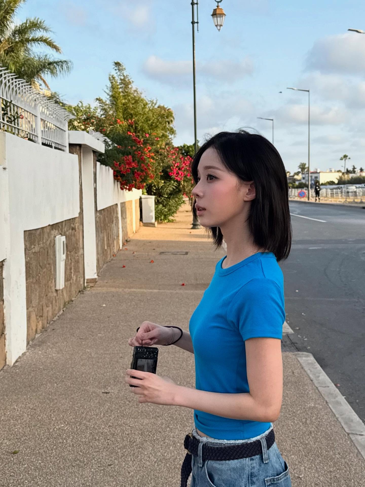 에스파 옷장 털기🧺
지금 입고 싶은 여름 옷 다 모았습니다.🤍

에스파가 일상에서 입은 여름 코디, 편안하면서도 스타일은 확실하게! 지금 입기 딱 좋은 아이템만 담았습니다. 어떤 제품이 있는지 지금 바로 확인해보세요.

1. 선번프로젝트 베이직 티셔츠, 마린 블루
2. 선번프로젝트 베이직 티셔츠, 화이트 펀칭
3. 글로니 3/4 버튼 플라이 티
4. 시엔느 말리부 플라워 쇼츠 이미지2