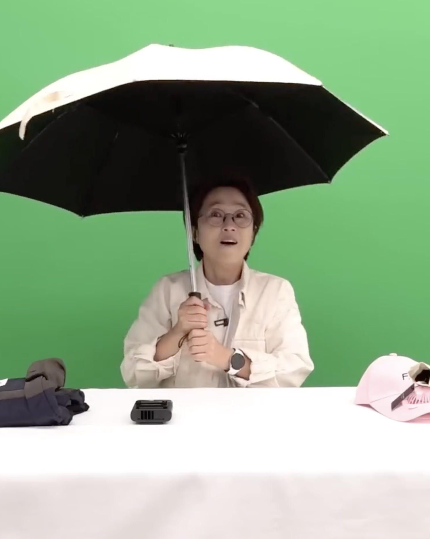 송은이가 리뷰한 여름 신박템🌞

최근 유튜브 '비보티비'에서 송은이가 소개한 여름 신박템이 주목받고 있습니다. 보기엔 엉뚱하지만, 덥고 습한 날씨에 꼭 필요한 실용템들!

여러분의 픽은 어떤 제품인가요?🧊

1. 선풍기 우양산
2. 얼음 텀블러
3. 쿨링 방석
4. 발냄새 제거 깔창
5. 발풍기
6. 선풍기 볼캡
7. 벌레 감금 집게
8. 키링 이미지