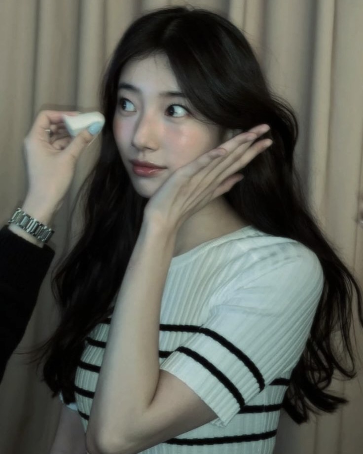 눈썹은 이것만 참고해서 그리기✍️
한 끗 차이로 달라지는 인상, 얼굴형에 맞춘 눈썹🤍

내 얼굴형에 가장 잘 어울리는 눈썹 모양, 지금 바로 확인해보세요.

1. 눈과 눈썹 사이가 가까운 얼굴형
제니, 사나는 아래를 깊게 파지 않은 완만한 일자형 눈썹이 잘 어울려 결만 정리해도 깔끔하고 시원한 인상을 줄 수 있습니다.

2. 둥근 눈매와 순한 인상
수지, 정채연처럼 부드러운 눈매에는 소프트 아치형 눈썹이 잘 어울려, 각을 주기보다 곡선을 살리면 청순하고 단아한 분위기를 줄 수 있습니다.

3. 또렷하고 선명한 이목구비
김지원, 나나처럼 이목구비가 뚜렷한 얼굴에는 산이 살아 있는 아치형 눈썹이 잘 어울려, 윤곽을 정리해주며 세련된 분위기를 더해줍니다.
 이미지4