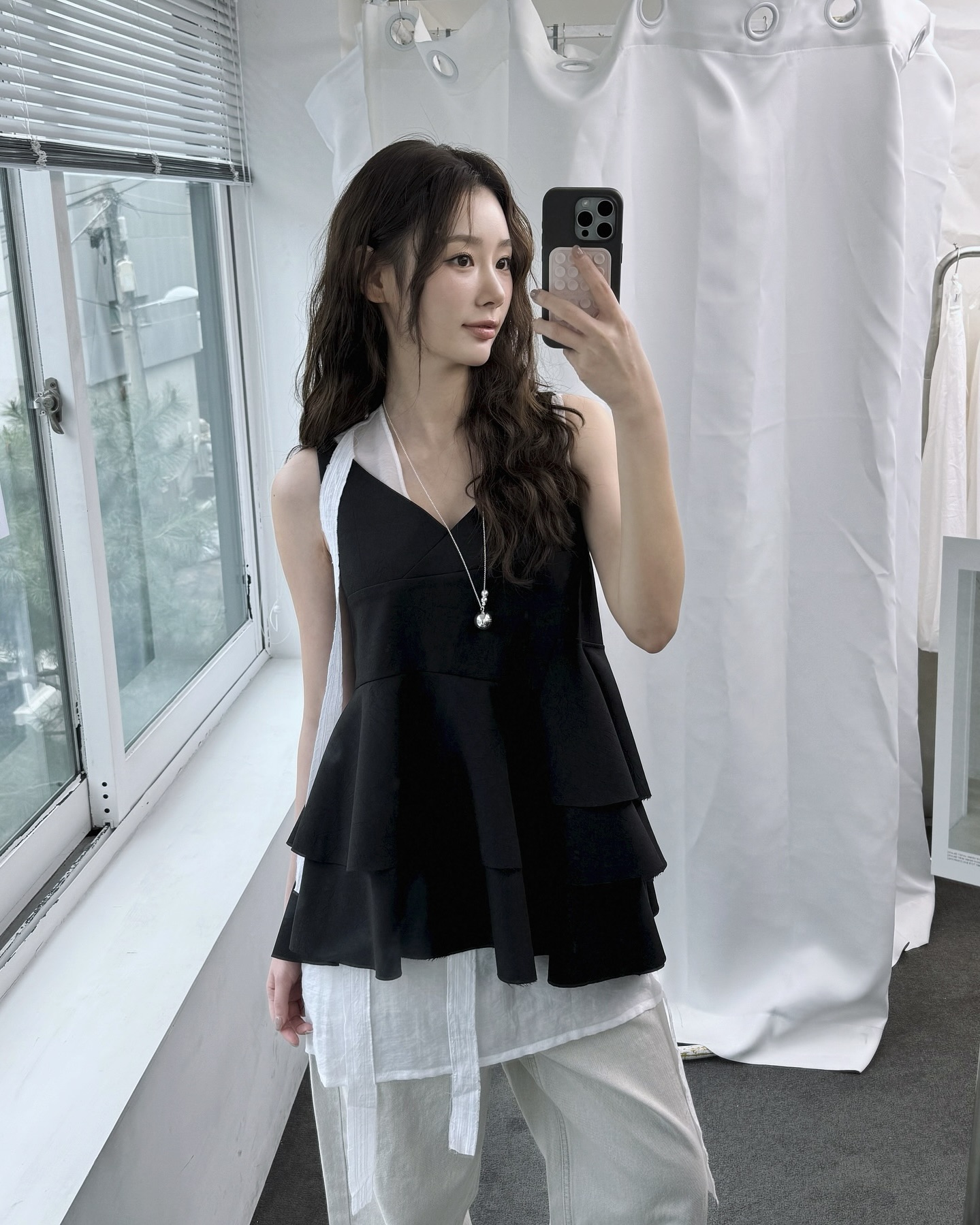 덥다고 얇게만 입는 건 아마추어...
레이어드는 셀럽이 가장 잘 활용하는 여름 공식이에요💗⭐️ 이미지