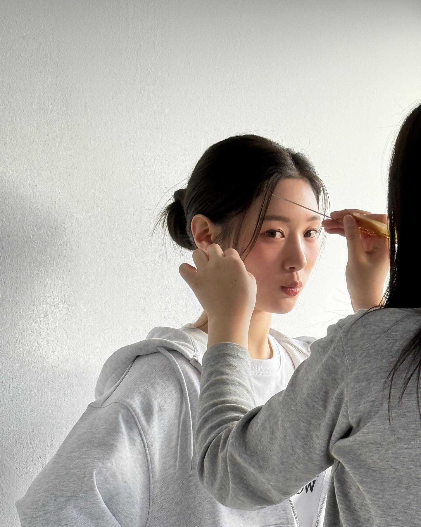 눈썹은 이것만 참고해서 그리기✍️
한 끗 차이로 달라지는 인상, 얼굴형에 맞춘 눈썹🤍

내 얼굴형에 가장 잘 어울리는 눈썹 모양, 지금 바로 확인해보세요.

1. 눈과 눈썹 사이가 가까운 얼굴형
제니, 사나는 아래를 깊게 파지 않은 완만한 일자형 눈썹이 잘 어울려 결만 정리해도 깔끔하고 시원한 인상을 줄 수 있습니다.

2. 둥근 눈매와 순한 인상
수지, 정채연처럼 부드러운 눈매에는 소프트 아치형 눈썹이 잘 어울려, 각을 주기보다 곡선을 살리면 청순하고 단아한 분위기를 줄 수 있습니다.

3. 또렷하고 선명한 이목구비
김지원, 나나처럼 이목구비가 뚜렷한 얼굴에는 산이 살아 있는 아치형 눈썹이 잘 어울려, 윤곽을 정리해주며 세련된 분위기를 더해줍니다.
 이미지5