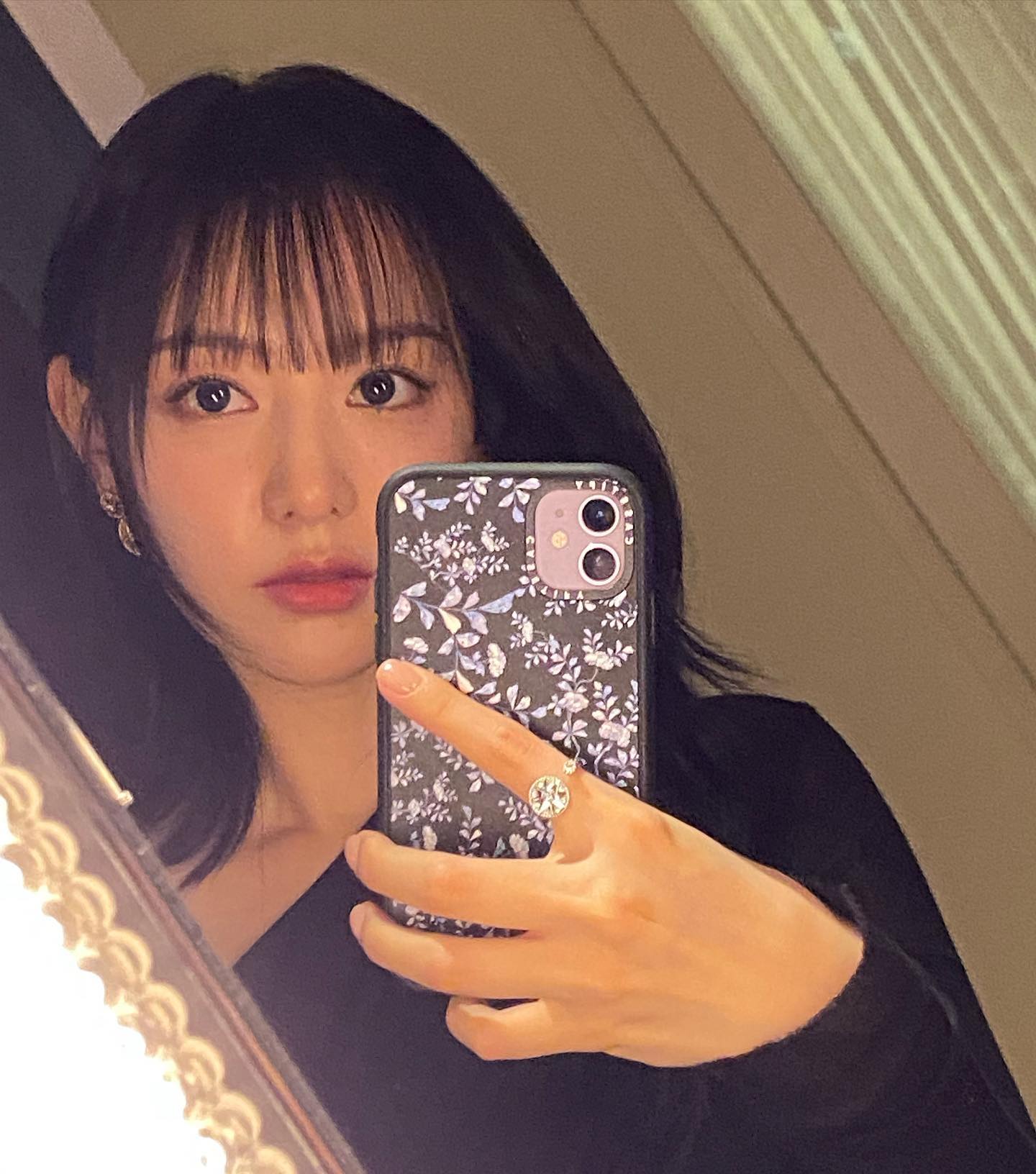 눈썹은 이것만 참고해서 그리기✍️
한 끗 차이로 달라지는 인상, 얼굴형에 맞춘 눈썹🤍

내 얼굴형에 가장 잘 어울리는 눈썹 모양, 지금 바로 확인해보세요.

1. 눈과 눈썹 사이가 가까운 얼굴형
제니, 사나는 아래를 깊게 파지 않은 완만한 일자형 눈썹이 잘 어울려 결만 정리해도 깔끔하고 시원한 인상을 줄 수 있습니다.

2. 둥근 눈매와 순한 인상
수지, 정채연처럼 부드러운 눈매에는 소프트 아치형 눈썹이 잘 어울려, 각을 주기보다 곡선을 살리면 청순하고 단아한 분위기를 줄 수 있습니다.

3. 또렷하고 선명한 이목구비
김지원, 나나처럼 이목구비가 뚜렷한 얼굴에는 산이 살아 있는 아치형 눈썹이 잘 어울려, 윤곽을 정리해주며 세련된 분위기를 더해줍니다.
 이미지6