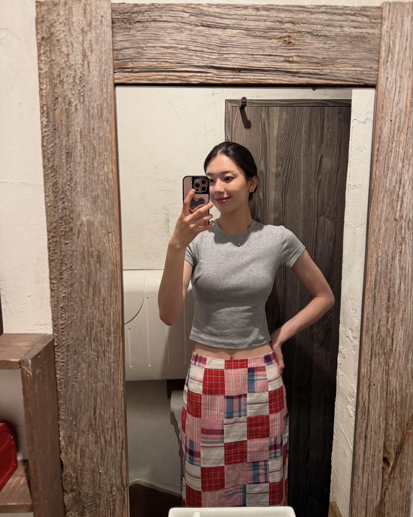 저 옷 어떻게 만든 거야?
이질감 없는 믹스매치, 비결이 궁금하다면 클릭해 보세요🧩🌈
밋밋한 옷이 질렸을 때, 패치워크 아이템을 시도해보세요.
1. 코이세이오 핀턱 블라우스, 10만 원대
슬기가 착용한 블라우스는 오버핏 실루엣의에 서로 다른 원단을 연결해 퀄트 느낌을 살린 유니크하고 빈티지한 아이템입니다. A라인의 체크 미니스커트와 매치해 믹스 매치하고 러블리한 스타일링을 연출했습니다.
2. 누아누 수비 롱스커트, 17만 원대
모델 김진경이 착용한 롱스커트는 H라인으로 체크와 스트라이프가 조화롭게 패치워크 되어 감각적인 스타일을 완성하는 아이템입니다. 회색 무지티와 쪼리를 매치해 자칫 과해 보일 수 있는 스타일을 중화시키며 룩의 밸런스를 잡아주었습니다. 이미지6