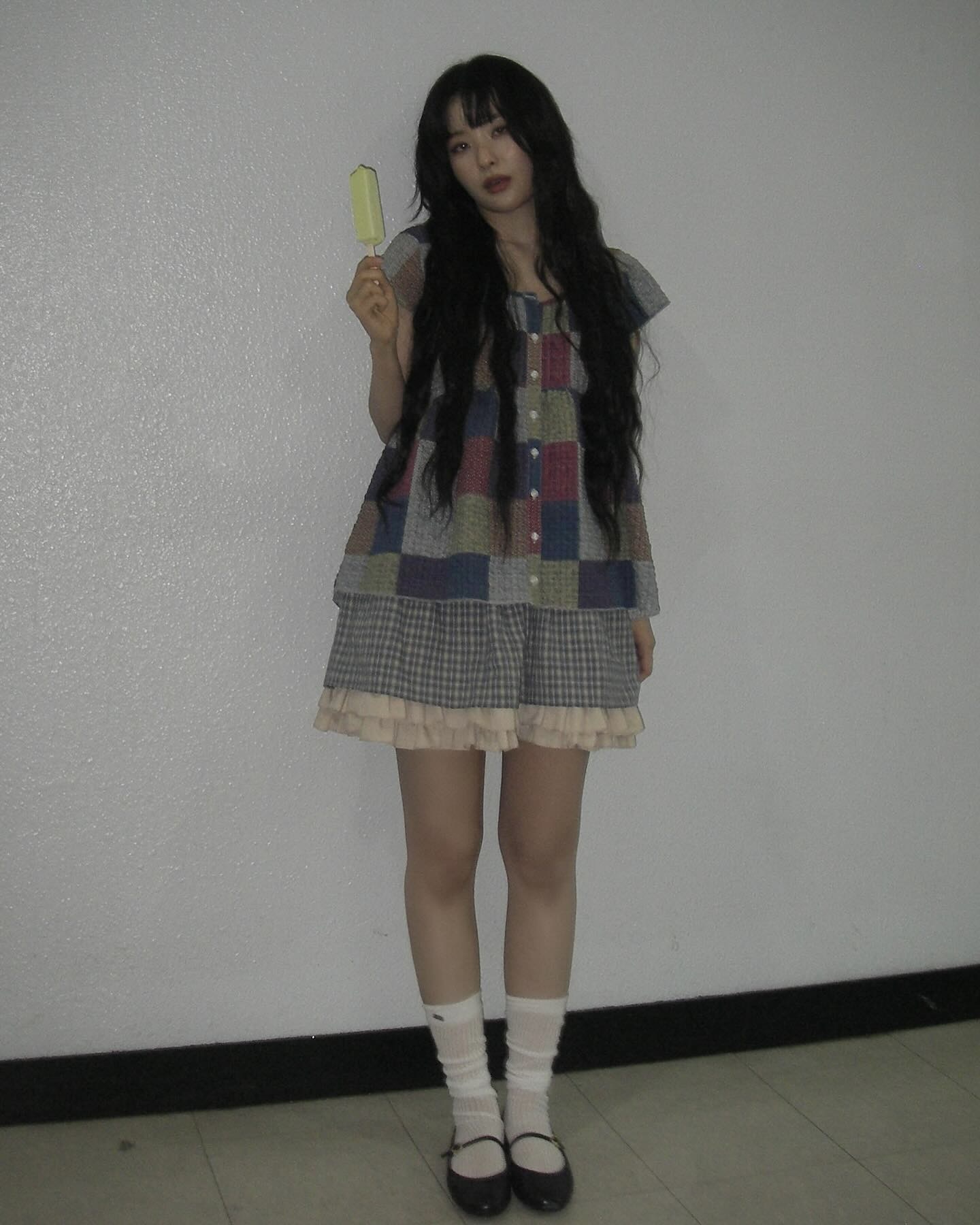 저 옷 어떻게 만든 거야?
이질감 없는 믹스매치, 비결이 궁금하다면 클릭해 보세요🧩🌈
밋밋한 옷이 질렸을 때, 패치워크 아이템을 시도해보세요.
1. 코이세이오 핀턱 블라우스, 10만 원대
슬기가 착용한 블라우스는 오버핏 실루엣의에 서로 다른 원단을 연결해 퀄트 느낌을 살린 유니크하고 빈티지한 아이템입니다. A라인의 체크 미니스커트와 매치해 믹스 매치하고 러블리한 스타일링을 연출했습니다.
2. 누아누 수비 롱스커트, 17만 원대
모델 김진경이 착용한 롱스커트는 H라인으로 체크와 스트라이프가 조화롭게 패치워크 되어 감각적인 스타일을 완성하는 아이템입니다. 회색 무지티와 쪼리를 매치해 자칫 과해 보일 수 있는 스타일을 중화시키며 룩의 밸런스를 잡아주었습니다. 이미지2