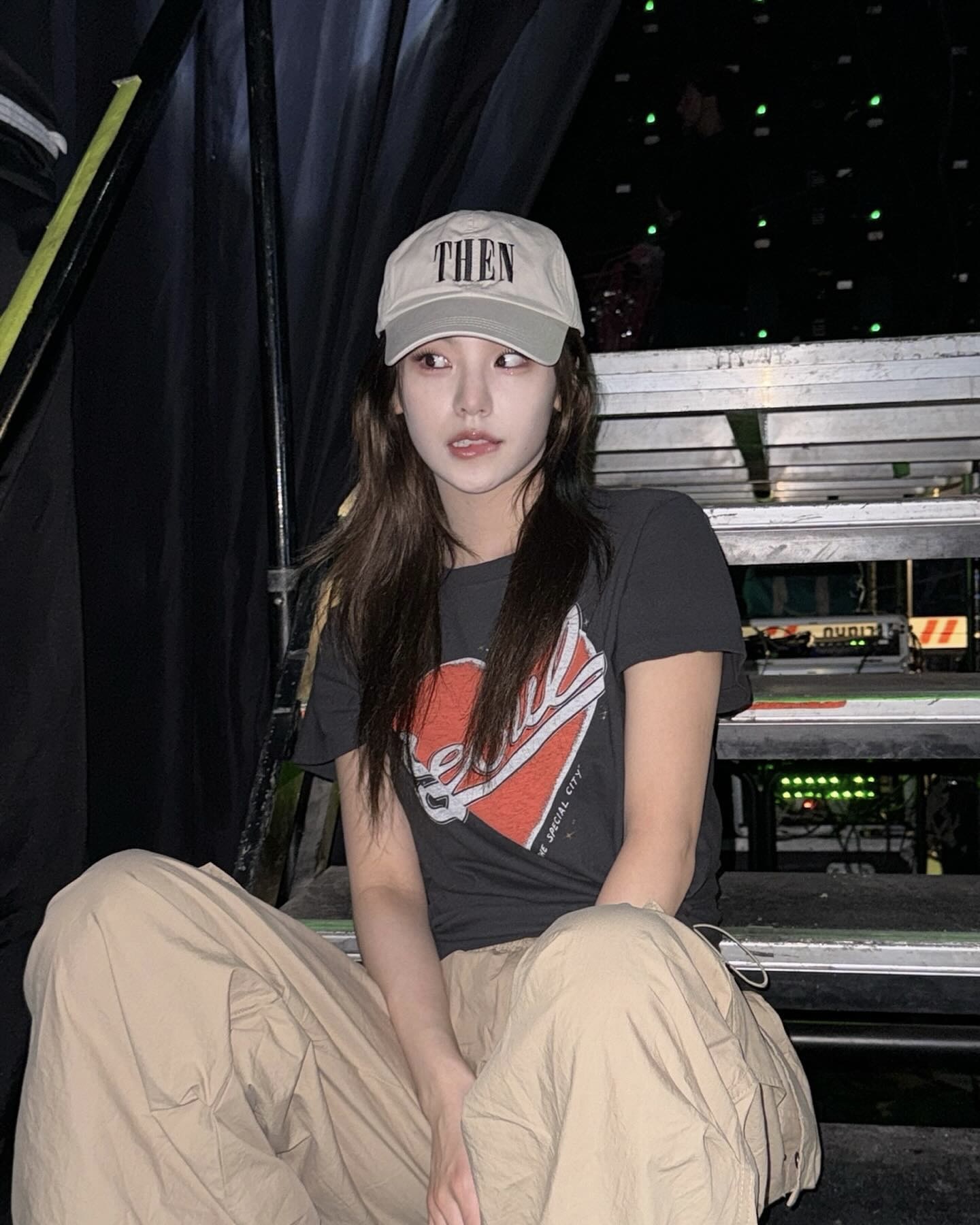 어디서 많이 본 느낌?
트랙팬츠, 셀럽 단골템이니까 놓치지 마세요🖤👖 이미지2