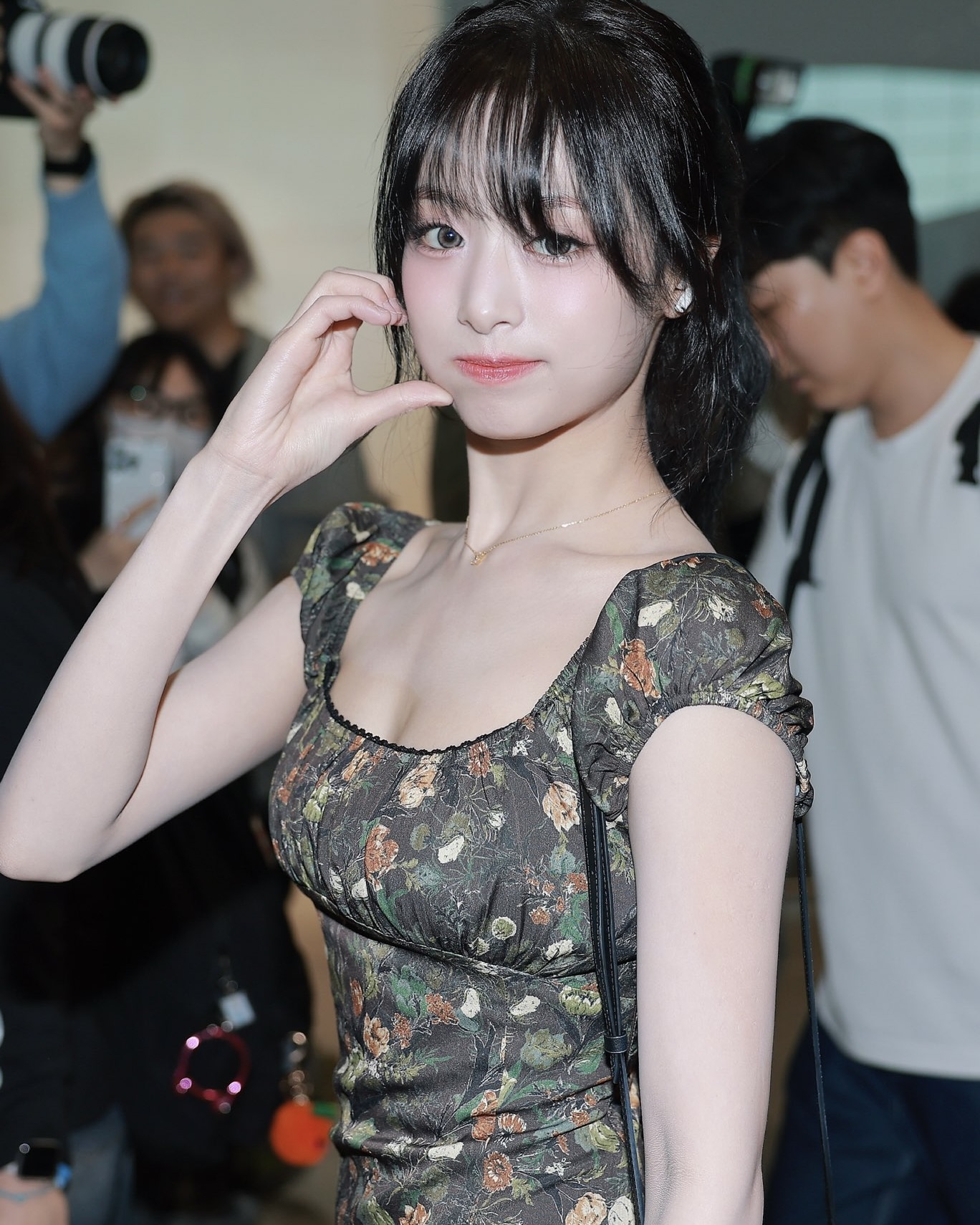 나만 알고 싶은 원피스 맛집👗

한 벌만으로도 스타일리시한 룩을 완성할 수 있는 원피스는 여름 필수템이죠. 그중에서도 셀럽들이 자주 선택하는 브랜드, 바로 '루루서울' 입니다.

다양한 패턴과 러블리한 무드로 단 한 벌만으로도 확실한 포인트를 줄 수 있어 많은 사랑을 받고 있는데요.

과연 셀럽들은 어떤 원피스를 선택했는지 지금 바로 소개해드릴게요.🩷

1. 예리
- 루루서울, 제이든 플라워 드레스 스카프 세트, 피치, 12만 8천 원

2. 아현
- 루루서울, 어반 드림 미니 드레스, 브라운, 10만 5천 원

3. 해원
- 루루서울, 체리 도트 프릴 드레스, 레드, 15만 8천 원

4. 김지영
- 루루서울, 머메이드 오브 더 시티 드레스, 크림, 10만 5천 원 이미지5