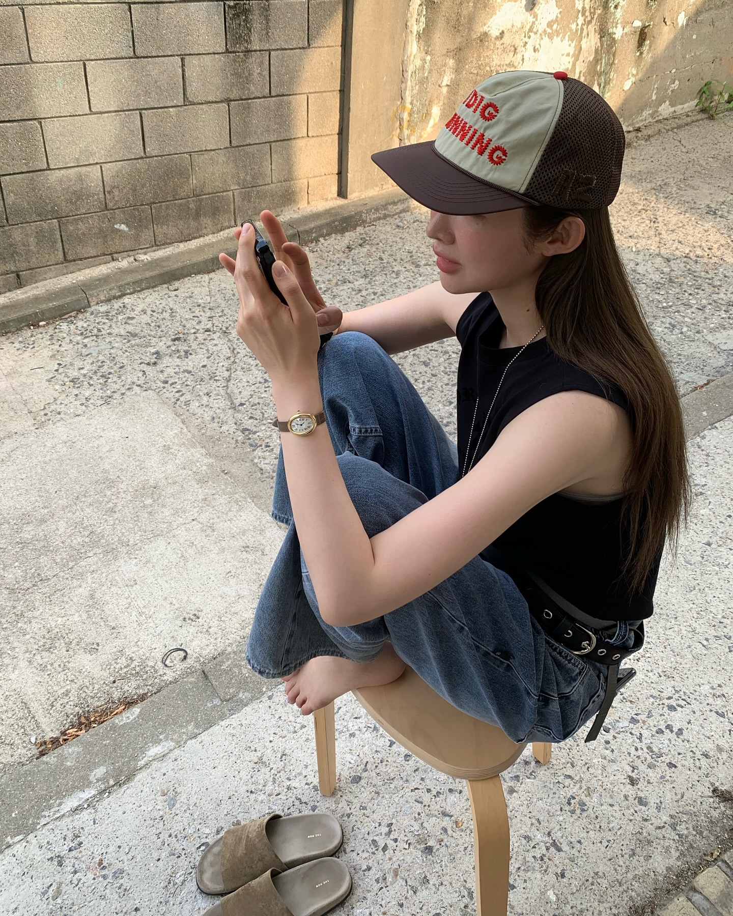 차정원의 민소매 코디 공식 4📝

차정원은 평소 미니멀한 아이템을 센스 있게 조합해 스타일리시한 룩을 완성하는데요. 올여름에도 어김없이 민소매를 활용한 세련된 여름 코디를 선보였습니다.

그녀가 자주 즐겨 입는 민소매 스타일링 공식 4가지를 지금부터 소개해드릴게요.✨

1. 민소매 + 롱스커트
힘 뺀 듯 자연스럽게, 여리여리한 꾸안꾸 페미닌 룩

2. 블랙 민소매 + 화이트 카프리팬츠
컬러 대비로 시원함은 살리고, 장마철에도 가볍게 입기 좋은 미니멀 룩

3. 반팔티 위에 레이어드 + 미니스커트/반바지
상의를 레이어드해 단조로움을 덜고, 활동성 있는 하의로 발랄하게 매치한 룩

4. 민소매 + 데님팬츠 + 볼캡
기본 조합에 볼캡으로 포인트를 더한 실용적인 데일리 룩 이미지10
