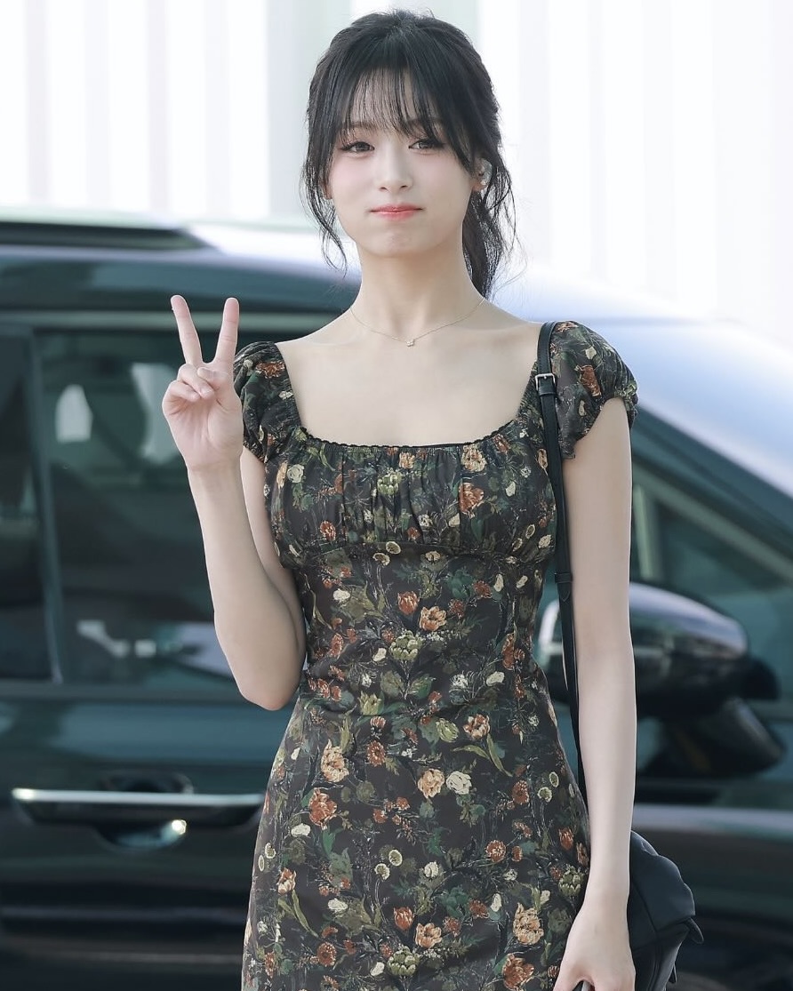 나만 알고 싶은 원피스 맛집👗

한 벌만으로도 스타일리시한 룩을 완성할 수 있는 원피스는 여름 필수템이죠. 그중에서도 셀럽들이 자주 선택하는 브랜드, 바로 '루루서울' 입니다.

다양한 패턴과 러블리한 무드로 단 한 벌만으로도 확실한 포인트를 줄 수 있어 많은 사랑을 받고 있는데요.

과연 셀럽들은 어떤 원피스를 선택했는지 지금 바로 소개해드릴게요.🩷

1. 예리
- 루루서울, 제이든 플라워 드레스 스카프 세트, 피치, 12만 8천 원

2. 아현
- 루루서울, 어반 드림 미니 드레스, 브라운, 10만 5천 원

3. 해원
- 루루서울, 체리 도트 프릴 드레스, 레드, 15만 8천 원

4. 김지영
- 루루서울, 머메이드 오브 더 시티 드레스, 크림, 10만 5천 원 이미지4