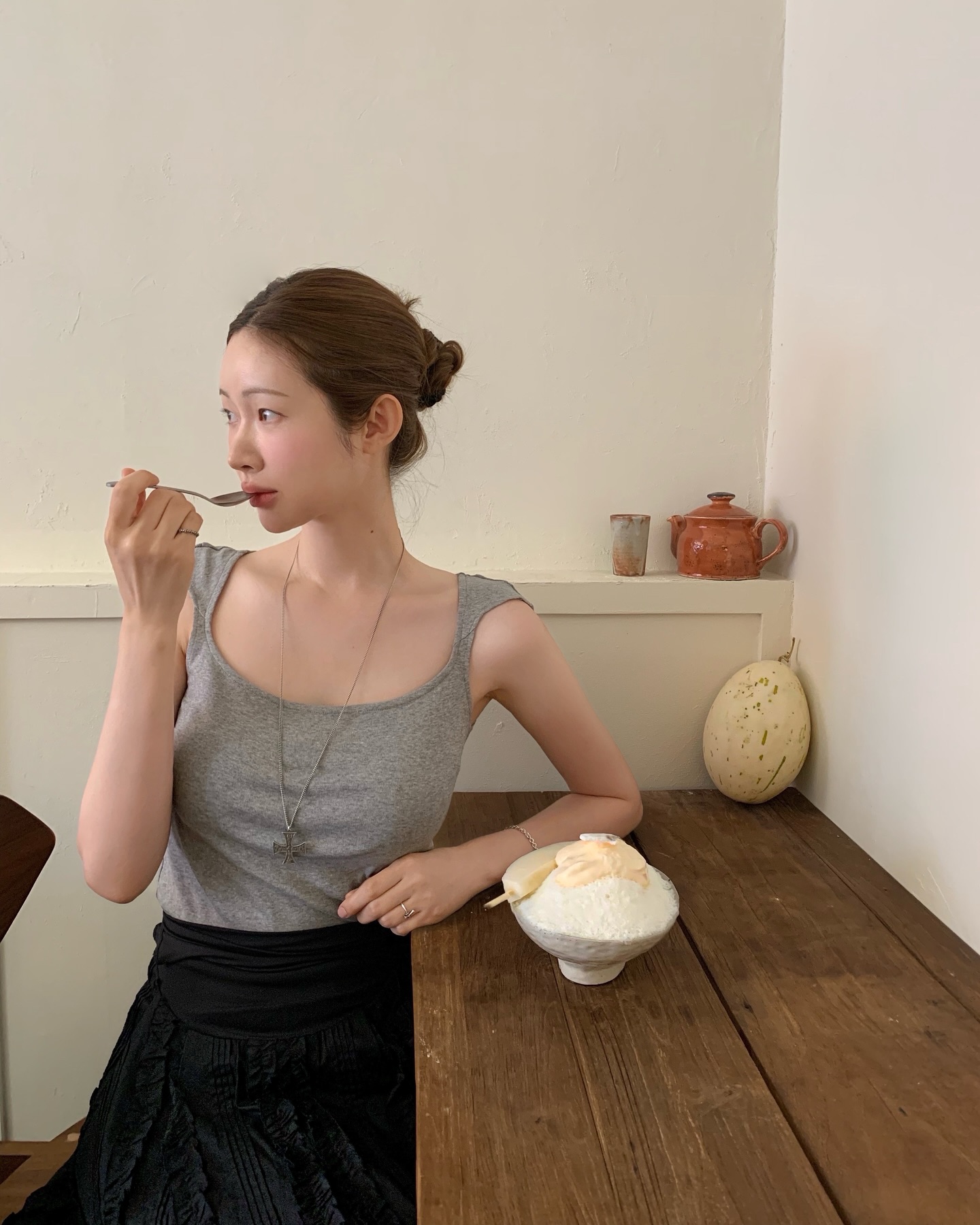 차정원의 민소매 코디 공식 4📝  차정원은 평소 미니멀한 아이템을 센스 있게 조합해 스타일리시한 룩을 완성하는데요. 올여름에도 어김없이 민소매를 활용한 세련된 여름 코디를 선보였습니다.  그녀가 자주 즐겨 입는 민소매 스타일링 공식 4가지를 지금부터 소개해드릴게요.✨  1. 민소매 + 롱스커트 힘 뺀 듯 자연스럽게, 여리여리한 꾸안꾸 페미닌 룩  2. 블랙 민소매 + 화이트 카프리팬츠 컬러 대비로 시원함은 살리고, 장마철에도 가볍게 입기 좋은 미니멀 룩  3. 반팔티 위에 레이어드 + 미니스커트/반바지 상의를 레이어드해 단조로움을 덜고, 활동성 있는 하의로 발랄하게 매치한 룩  4. 민소매 + 데님팬츠 + 볼캡 기본 조합에 볼캡으로 포인트를 더한 실용적인 데일리 룩 이미지