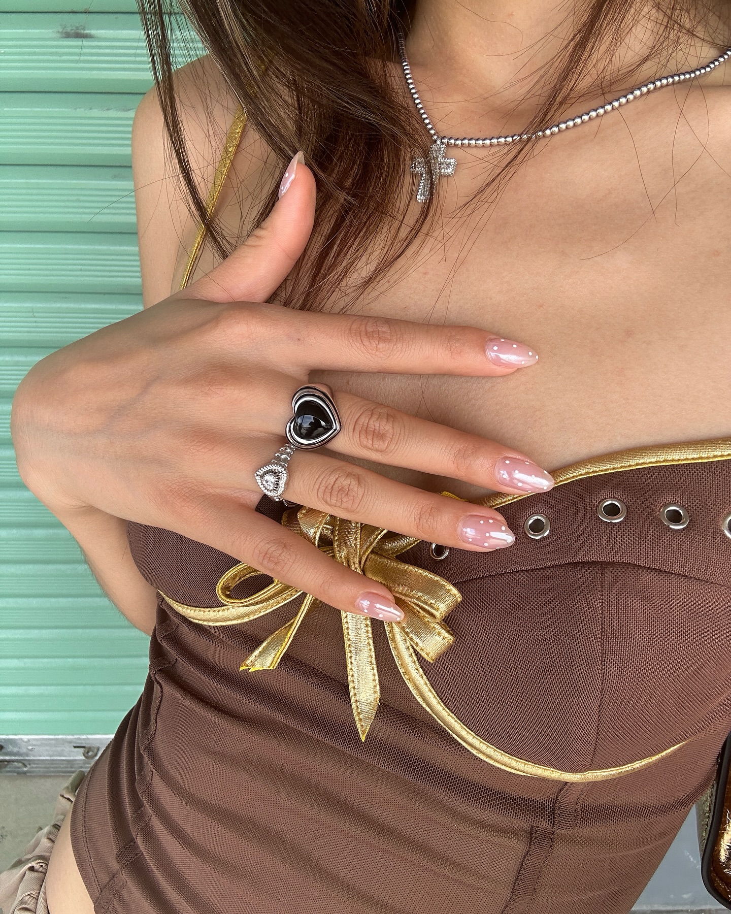 네일 자랑 포즈💅 이것만 참고해🤍
셀카 찍을 때 같이 찍는 네일샷, 이런 포즈 어때요? 이미지7