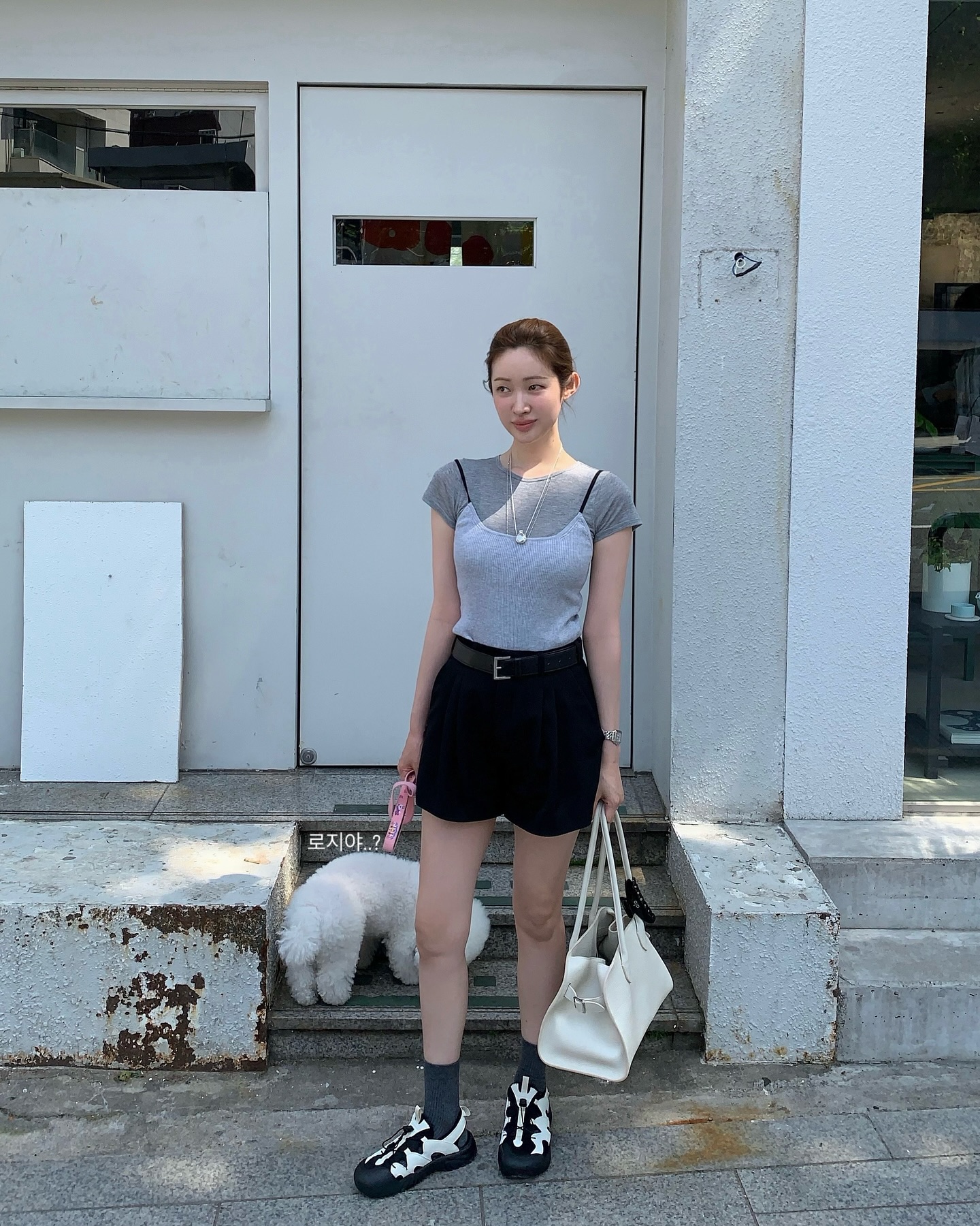 차정원의 민소매 코디 공식 4📝

차정원은 평소 미니멀한 아이템을 센스 있게 조합해 스타일리시한 룩을 완성하는데요. 올여름에도 어김없이 민소매를 활용한 세련된 여름 코디를 선보였습니다.

그녀가 자주 즐겨 입는 민소매 스타일링 공식 4가지를 지금부터 소개해드릴게요.✨

1. 민소매 + 롱스커트
힘 뺀 듯 자연스럽게, 여리여리한 꾸안꾸 페미닌 룩

2. 블랙 민소매 + 화이트 카프리팬츠
컬러 대비로 시원함은 살리고, 장마철에도 가볍게 입기 좋은 미니멀 룩

3. 반팔티 위에 레이어드 + 미니스커트/반바지
상의를 레이어드해 단조로움을 덜고, 활동성 있는 하의로 발랄하게 매치한 룩

4. 민소매 + 데님팬츠 + 볼캡
기본 조합에 볼캡으로 포인트를 더한 실용적인 데일리 룩 이미지7