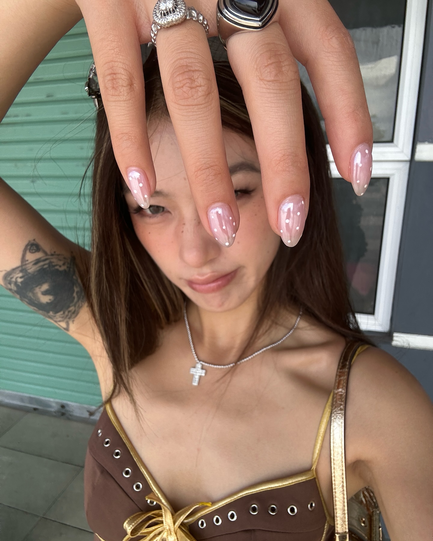 네일 자랑 포즈💅 이것만 참고해🤍
셀카 찍을 때 같이 찍는 네일샷, 이런 포즈 어때요? 이미지6