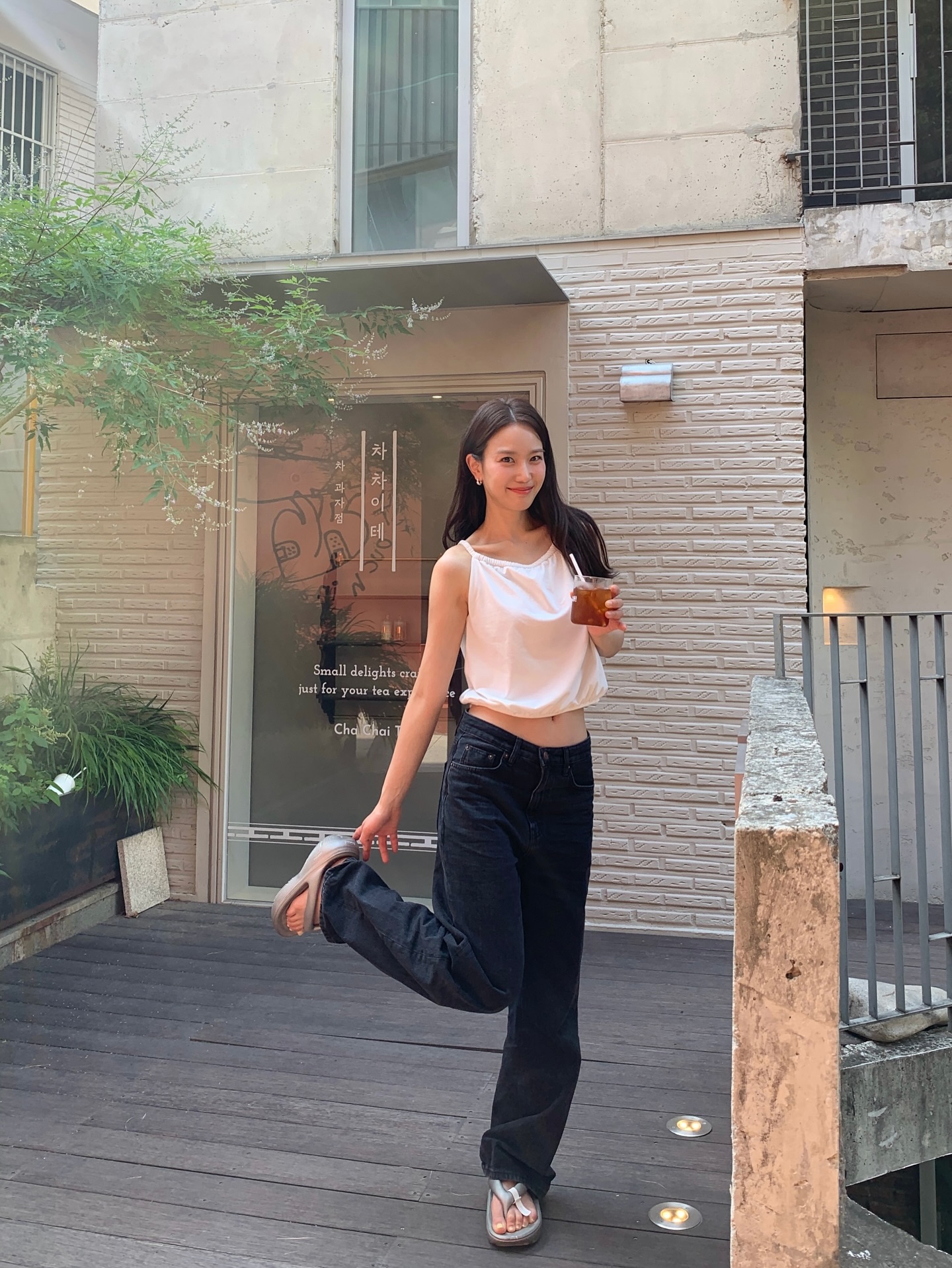 올여름 책임질 브랜드 쪼리 추천🩴  최근 장희령과 박규영의 인스타그램 피드에서 비슷한 디자인의 쪼리가 눈에 띄었는데요. 바로 브랜드 토앤토의 플립플랍 제품입니다.  블랙과 실버 컬러로 미니멀 룩에 완벽하게 어울리는 아이템을 선보였죠.  적당한 굽과 깔끔한 디자인으로 어떤 코디에도 부담 없이 매치할 수 있는 그녀들의 픽, 지금 바로 만나보세요.✨  1. 토앤토, 제로비티 플럼피 헬로키티 참 태그 세트, 10만 5천 원  2. 토앤토, 제로비티 플럼피, 블랙, 8만 9천 원  3. 토앤토, 제로비티 플럼피, 실버, 9만 9천 원 이미지