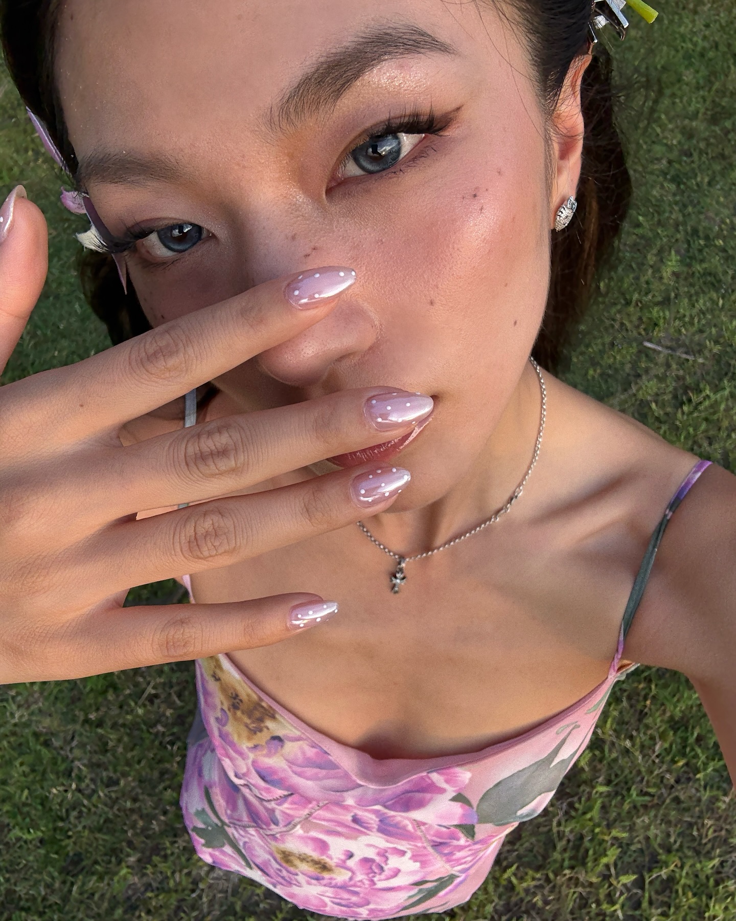 네일 자랑 포즈💅 이것만 참고해🤍
셀카 찍을 때 같이 찍는 네일샷, 이런 포즈 어때요? 이미지4