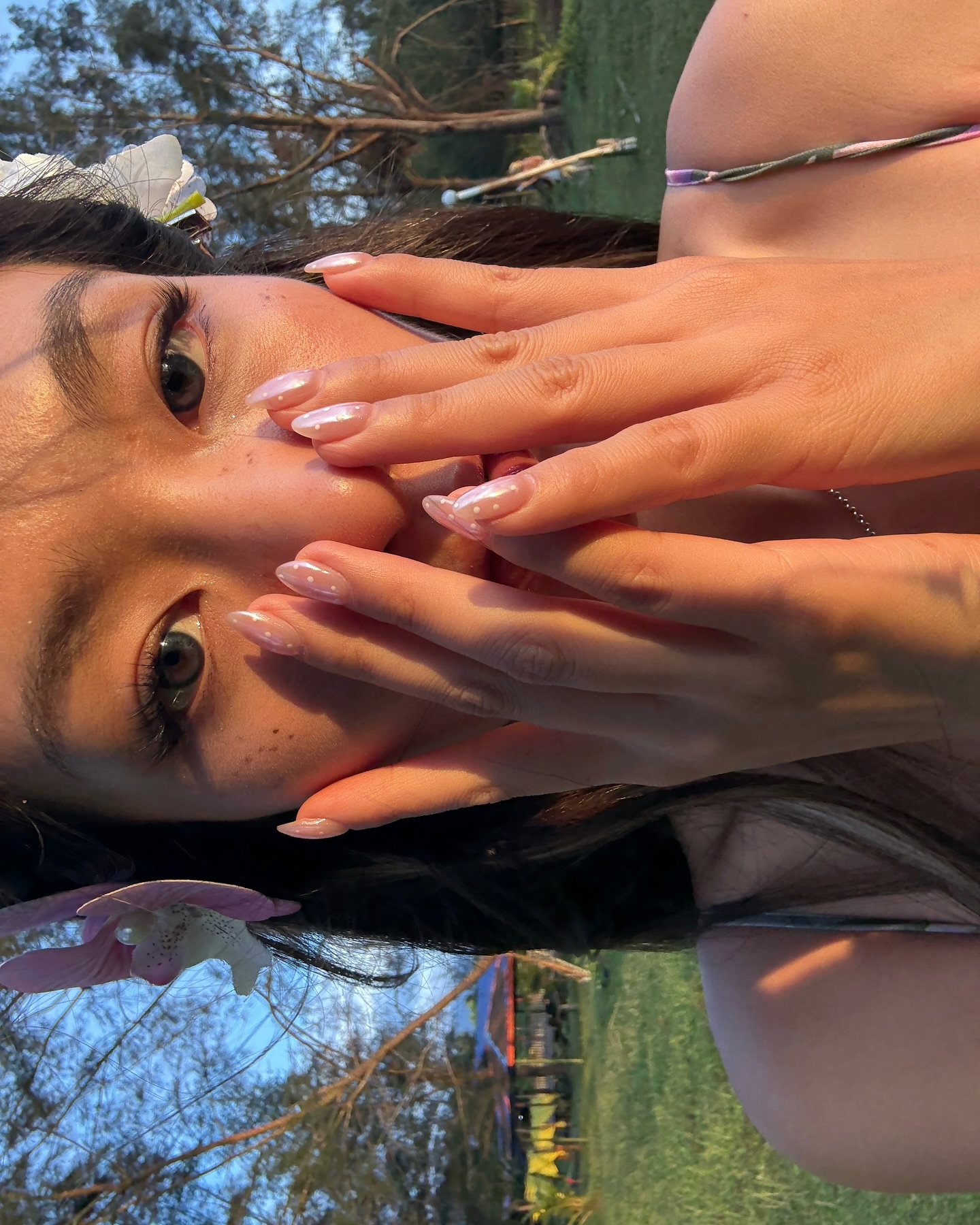 네일 자랑 포즈💅 이것만 참고해🤍
셀카 찍을 때 같이 찍는 네일샷, 이런 포즈 어때요? 이미지5
