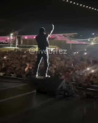 오프셋, 팬과 무대 위 환상적 순간 🎤
열정 가득한 팬을 무대위로 초대했고, 공연장 에너지는 폭발 💥
오프셋이 공연에서 팬을 무대로 초대해 현장을 뜨겁게 달궜습니다.
지난 6월 21일, 애틀랜타에서 열린 공연에서 오프셋은 유독 눈에 띄게 열광하는 팬을 발견했는데요. 그를 무대 위로 직접 초대하며 관객들의 환호를 이끌어냈습니다.
이후 팬의 어머니가 SNS와 블로그를 통해 오프셋에게 감사 인사를 전하며 아들이 평생 잊지 못할 추억을 만들었다고 밝혀 감동을 더했습니다.
오프셋은 애틀랜타 출신 힙합 그룹 Migos의 핵심 멤버. 슈가와 협업한 ‘Burn It’과 드레이크와 함께한 ‘Motorsport’ 등 다양한 작업을 했는데요. 독특한 트리플릿 플로우와 강렬한 퍼포먼스로 큰 영향력을 지니고 있습니다. 이미지