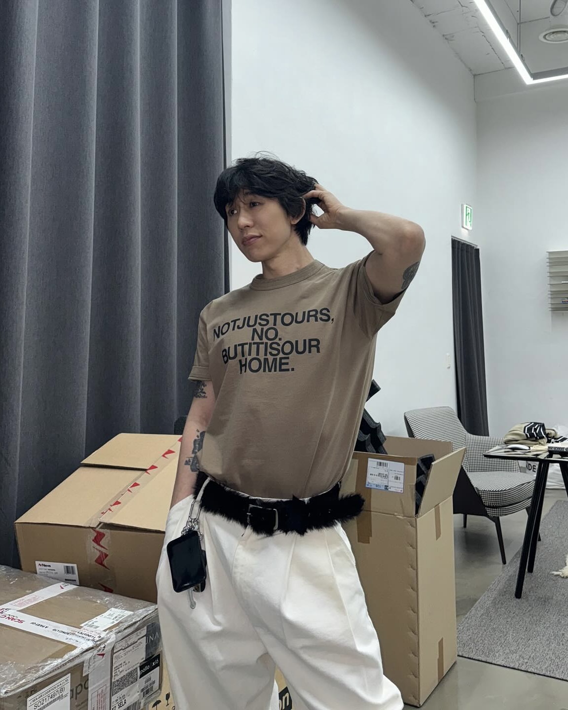 옷장에 무채색밖에 없는 당신을 위해!
브라운 톤과 찰떡인 코드쿤스트 티셔츠 3가지 체크하기 ✌️🤎

1. 할리데이비슨 빈티지 티셔츠
빈티지 티셔츠의 상징, 할리데이비슨 제품입니다. 모터사이클 감성을 담은 그래픽과 시원한 화이트 팬츠를 매치해 자유롭고 개성 있는 스타일을 완성했습니다.

2. 사카이 그래픽 티셔츠
연한 베이지 컬러에 고딕체 영문 그래픽이 포인트인 티셔츠입니다. 심플한 티셔츠와 팬츠 조합에 키치한 벨트를 믹스매치해 감각적인 스트릿 룩을 연출했습니다.

3. 스투시 × 아워레가시 배지 티셔츠
진한 모카 컬러 티셔츠에 스투시와 아워레가시의 협업 로고가 더해진 제품입니다. 워싱 데님과 독특한 디자인의 벨트, 작업용 헤드폰을 함께 착용해 감성적인 아티스트 무드를 표현했습니다.

#코드쿤스트 #할리데이비슨 #빈티지티셔츠 #아워레가시 #스투시 #사카이 #브라운  이미지4
