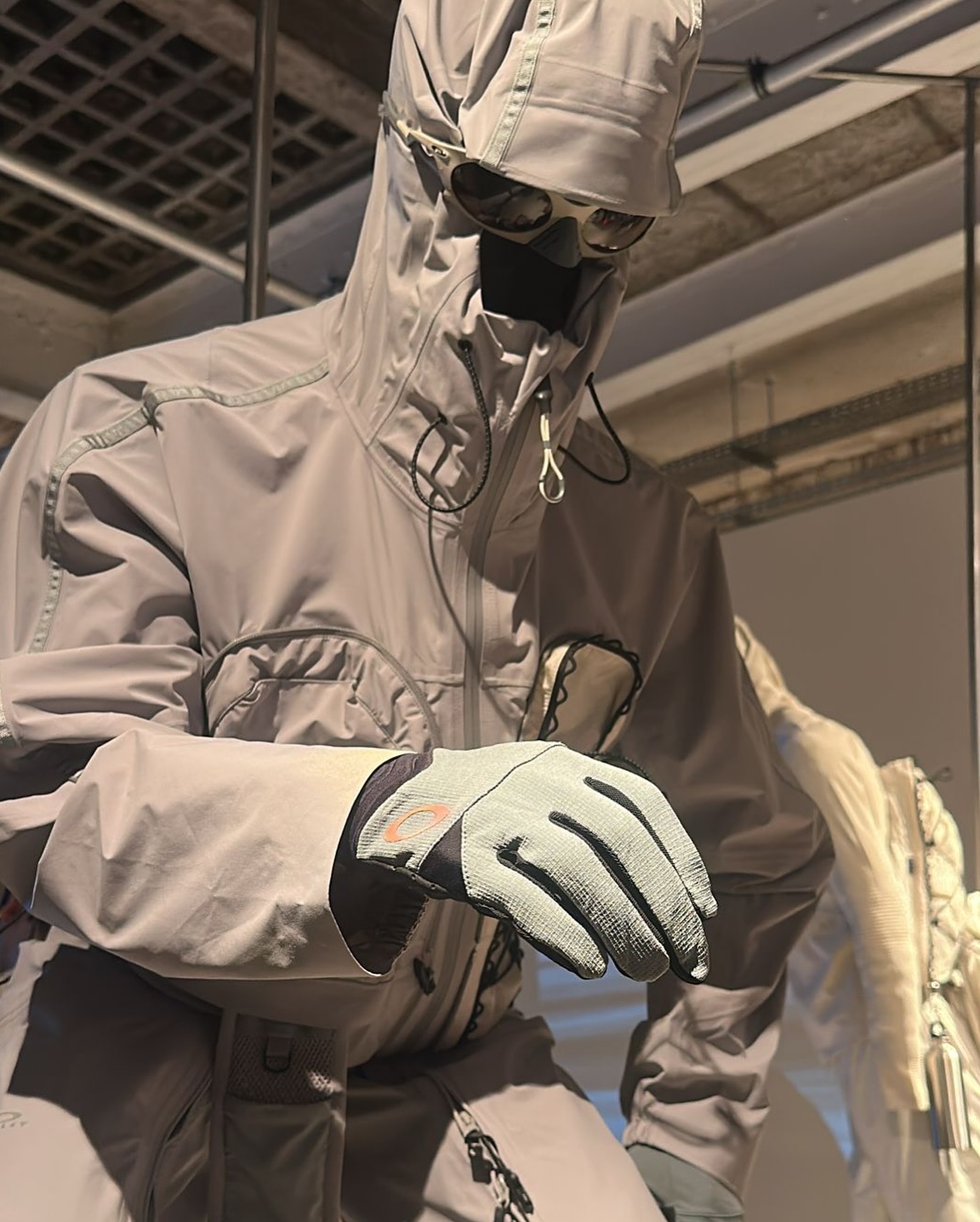 2026년 주목할 브랜드 : 오클리 🏃
파리 패션위크에서 만나본 오클리 2026 컬렉션 아이템 살펴보기 👀
오클리(Oakley)의 의류 라인은 기능성과 스포츠 퍼포먼스를 중심으로 구성되어 있는데요. 액티브 스포츠부터 일상 패션까지 아우르는 하이브리드 스타일이 특징입니다.
다양한 기후와 환경에 대응할 수 있는 기능성 소재(흡습속건, 스트레치, UV 차단 등)를 적극 활용합니다. 이미지2