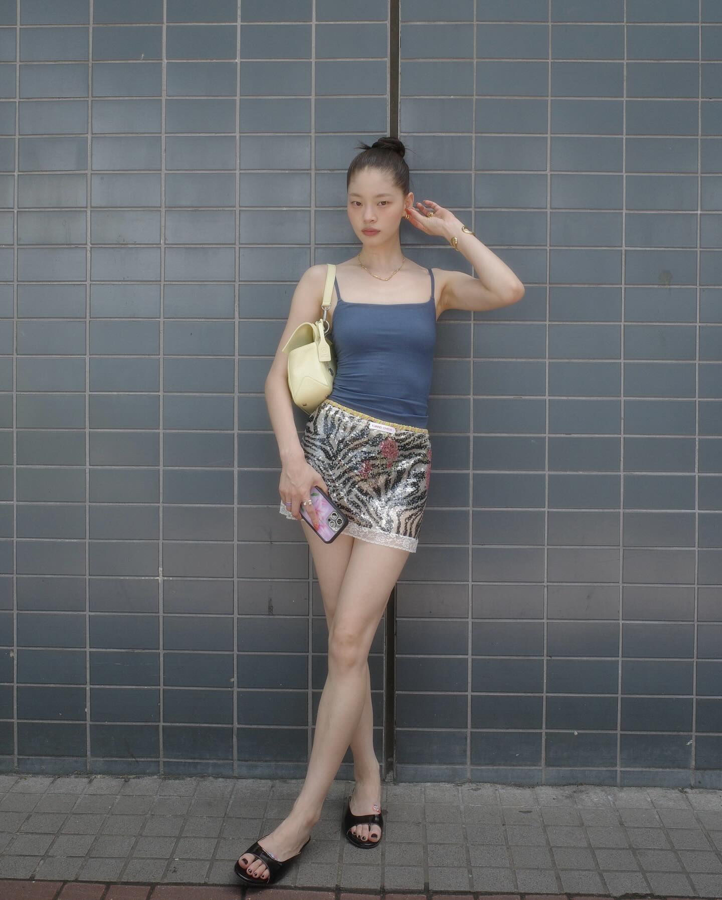 여름엔 시원하게 인어코어🧜‍♀️
시선이 머무는 스팽글 스커트, 인어가 될 준비 되셨나요?🫧

전남친 박서에서 시작된 브랜드 핸드오버(HAND OVER)의 스팽글 시스루 스커트, 인어처럼 빛나는 여름을 입다.

파자마 느낌의 박서와 상의를 조합해 위트 있게 풀어낸 이 브랜드는 지금, 시퀸과 스팽글로 무장한 시스루 스커트로 다시 한 번 주목받고 있습니다.

1. 랄프 미니스커트
지브라 패턴 위로 은은하게 핀 플라워. 스포티한 탑과 매치하면 쿨한 분위기로, 패턴 믹스를 시도하고 싶은 이에게 추천합니다.

2. 카밀로의 치마
핑크빛 스팽글에 레이스 마감. 크롭티와 매치해 복고 무드 연출 가능. 좀 더 과감한 시도를 원하는 인싸들을 위한 글리터 아이템 입니다.

3. 레안드로의 스커트
크림빛 시스루 위에 작은 도트 패턴이 더해진 미니 스커트. 부담 없이 반짝임을 즐기고 싶은 날에 제격입니다.

시스루가 부담스럽다면 긴 티셔츠를 매치해보세요. 반짝이는 순간, 누구든 인어공주가 될 수 있어요. 이미지