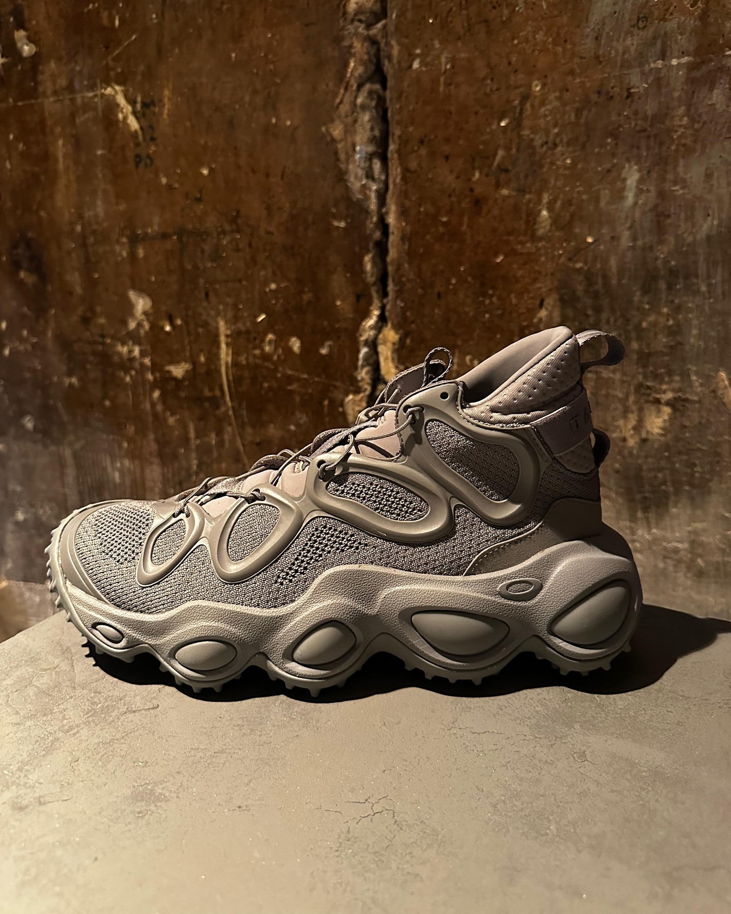 2026년 주목할 브랜드 : 오클리 🏃
파리 패션위크에서 만나본 오클리 2026 컬렉션 아이템 살펴보기 👀
오클리(Oakley)의 의류 라인은 기능성과 스포츠 퍼포먼스를 중심으로 구성되어 있는데요. 액티브 스포츠부터 일상 패션까지 아우르는 하이브리드 스타일이 특징입니다.
다양한 기후와 환경에 대응할 수 있는 기능성 소재(흡습속건, 스트레치, UV 차단 등)를 적극 활용합니다. 이미지4