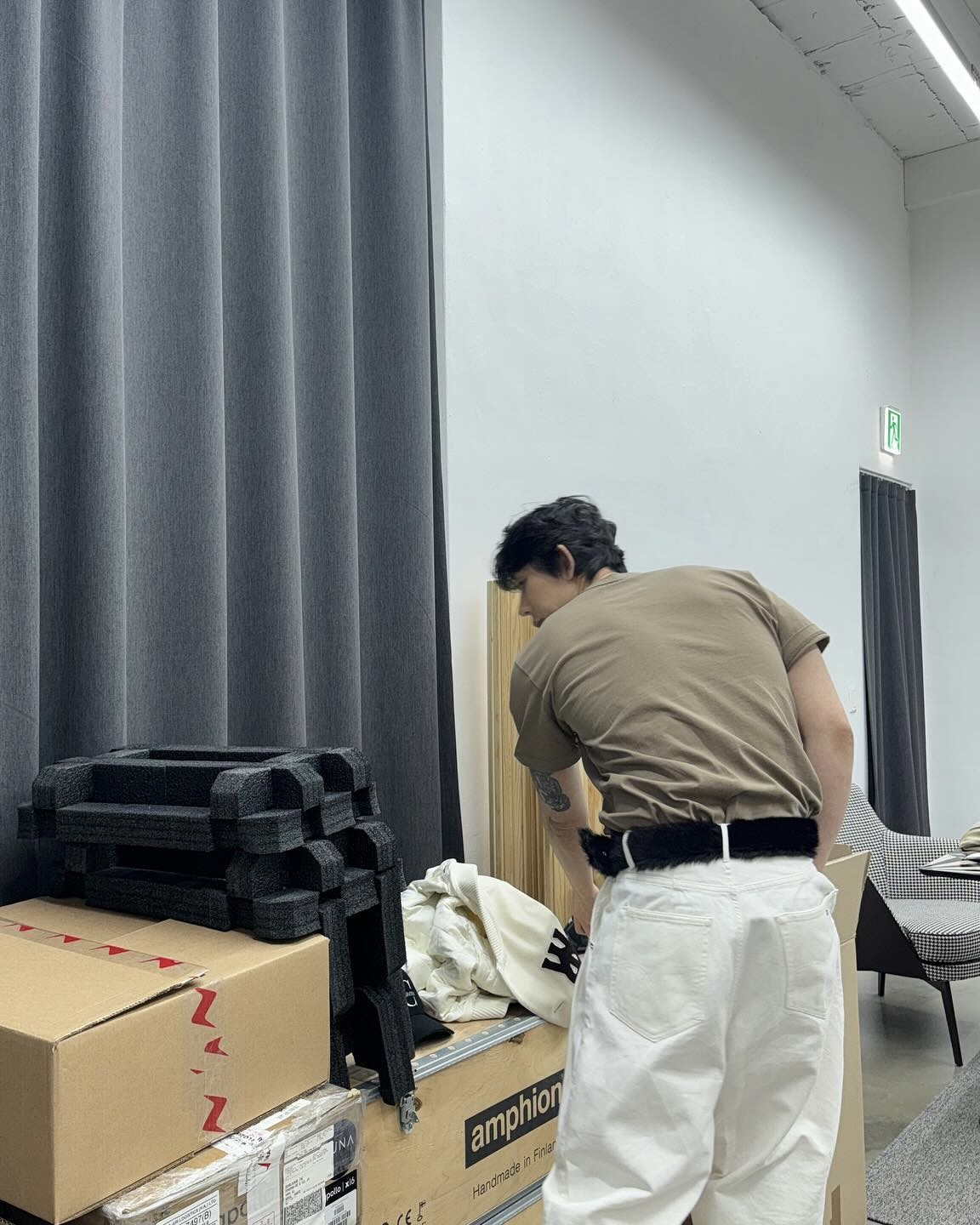 옷장에 무채색밖에 없는 당신을 위해!
브라운 톤과 찰떡인 코드쿤스트 티셔츠 3가지 체크하기 ✌️🤎

1. 할리데이비슨 빈티지 티셔츠
빈티지 티셔츠의 상징, 할리데이비슨 제품입니다. 모터사이클 감성을 담은 그래픽과 시원한 화이트 팬츠를 매치해 자유롭고 개성 있는 스타일을 완성했습니다.

2. 사카이 그래픽 티셔츠
연한 베이지 컬러에 고딕체 영문 그래픽이 포인트인 티셔츠입니다. 심플한 티셔츠와 팬츠 조합에 키치한 벨트를 믹스매치해 감각적인 스트릿 룩을 연출했습니다.

3. 스투시 × 아워레가시 배지 티셔츠
진한 모카 컬러 티셔츠에 스투시와 아워레가시의 협업 로고가 더해진 제품입니다. 워싱 데님과 독특한 디자인의 벨트, 작업용 헤드폰을 함께 착용해 감성적인 아티스트 무드를 표현했습니다.

#코드쿤스트 #할리데이비슨 #빈티지티셔츠 #아워레가시 #스투시 #사카이 #브라운  이미지5