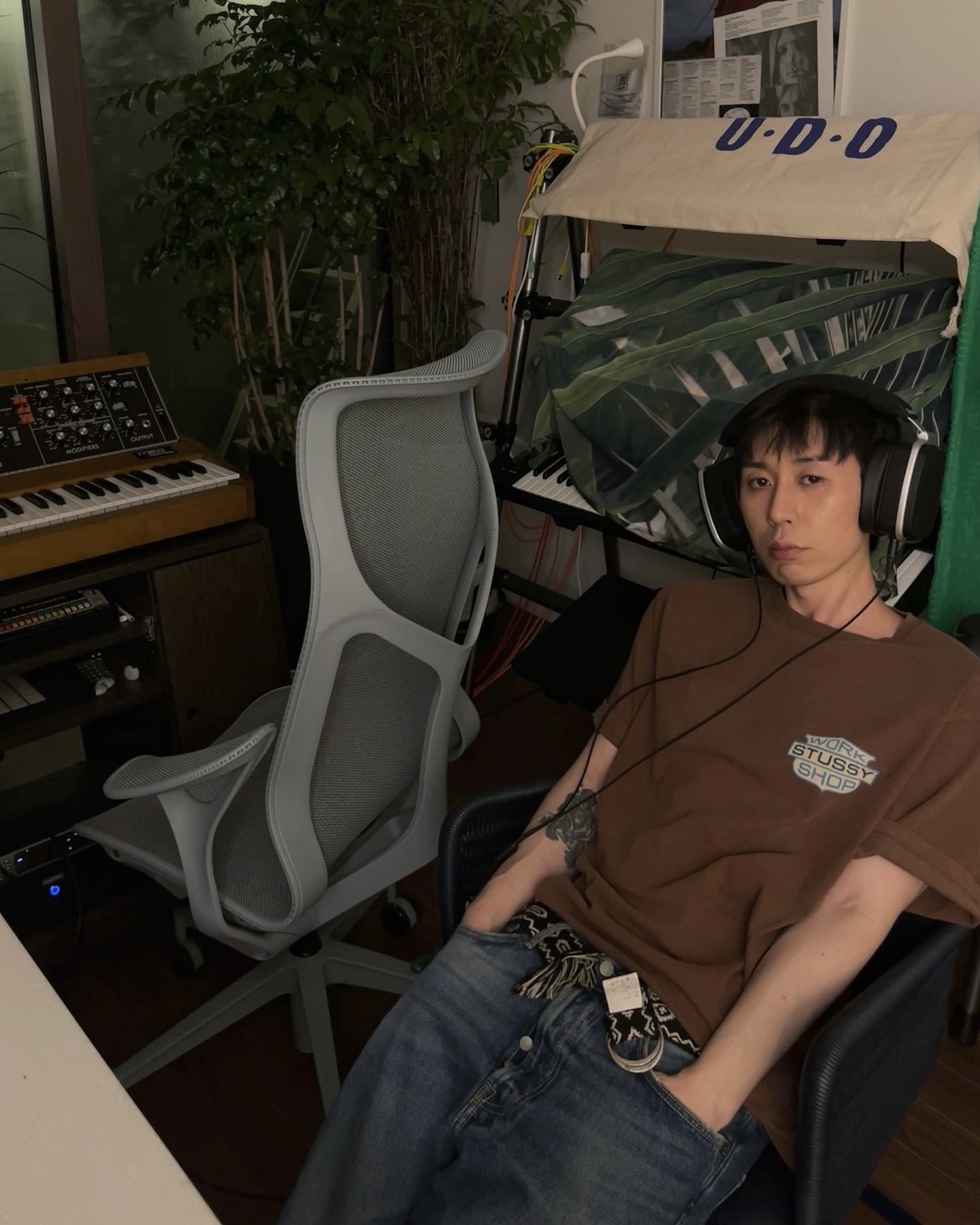 옷장에 무채색밖에 없는 당신을 위해!
브라운 톤과 찰떡인 코드쿤스트 티셔츠 3가지 체크하기 ✌️🤎

1. 할리데이비슨 빈티지 티셔츠
빈티지 티셔츠의 상징, 할리데이비슨 제품입니다. 모터사이클 감성을 담은 그래픽과 시원한 화이트 팬츠를 매치해 자유롭고 개성 있는 스타일을 완성했습니다.

2. 사카이 그래픽 티셔츠
연한 베이지 컬러에 고딕체 영문 그래픽이 포인트인 티셔츠입니다. 심플한 티셔츠와 팬츠 조합에 키치한 벨트를 믹스매치해 감각적인 스트릿 룩을 연출했습니다.

3. 스투시 × 아워레가시 배지 티셔츠
진한 모카 컬러 티셔츠에 스투시와 아워레가시의 협업 로고가 더해진 제품입니다. 워싱 데님과 독특한 디자인의 벨트, 작업용 헤드폰을 함께 착용해 감성적인 아티스트 무드를 표현했습니다.

#코드쿤스트 #할리데이비슨 #빈티지티셔츠 #아워레가시 #스투시 #사카이 #브라운  이미지7
