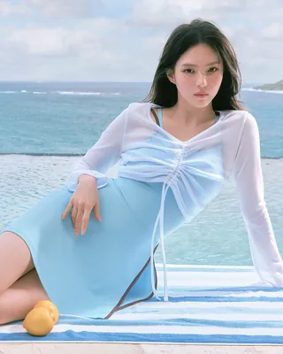 소희언니.. 수영복도 예뻐요🩵🤍
따라하면 예뻐지겠지?!🩱휠라 스윔웨어 미모 핵심템 4가지 #광고
예쁜 수영복 코디 찾는다면, 휠라의 여름 한 순간을 소개합니다.
1. 휠라 원피스 스커트 스윔웨어 – 라이트블루
한소희는 라이트블루 컬러의 휠라 원피스 수영복으로 청량한 여름을 연출했습니다. 휠라 시그니처 수영복인 원피스 스커트 스윔웨어는 원피스 형태로 편안한 활동과 체형 보정 효과가 있습니다.
2. 휠라 메쉬 셔링 커버업 – 오프화이트
원피스 스커트 스윔웨어 위에 오프화이트 커버업을 짧게 레이어드했습니다. 통기성 좋은 메쉬 소재로 핏과 길이 조절이 가능하며, 수영복 위는 물론 일상 룩에도 활용할 수 있습니다.
3. 휠라 페이토 슬라이드 – 베이지
휠라 고프코어 무드의 페이토 슬라이드는 스포티한 솔과 페미닌한 스트랩이 조화를 이룹니다. 토캡으로 발가락을 보호하고, 맨발이나 양말과 매치해도 시원한 스타일을 완성할 수 있습니다.
4. 휠라 스퀘어 도트백 – 옐로우
여름을 닮은 컬러감과 가벼운 소재가 돋보이는 백입니다. 레트로한 로고 자수 와펜이 포인트로 데일리 백으로도 활용하기 좋습니다. 이미지