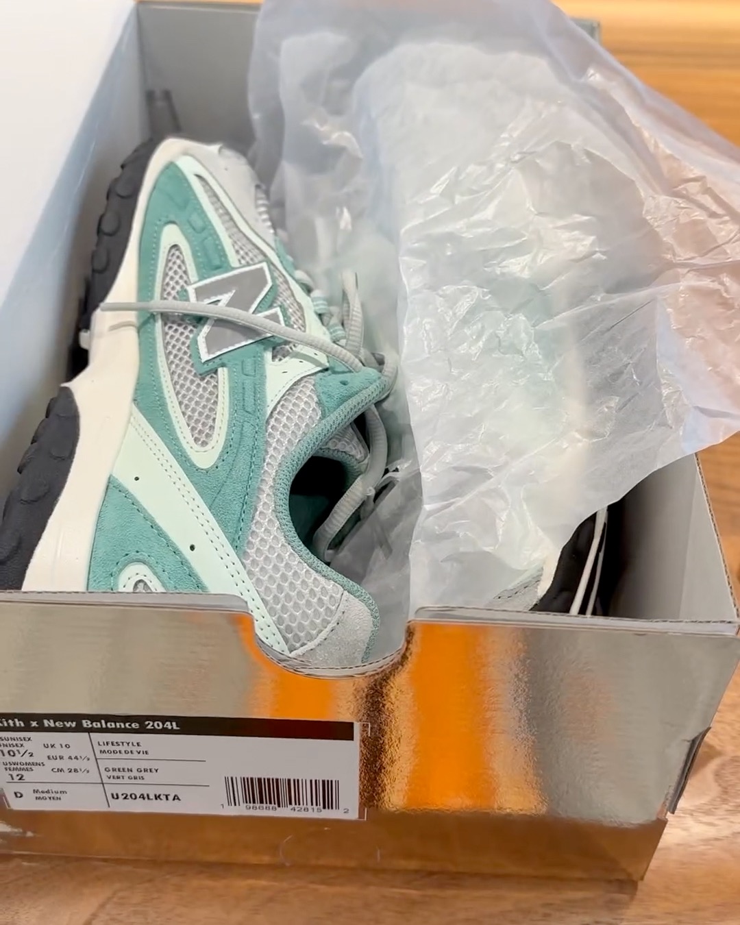 키스가 고른 다음 무대는?!⁠
키스 x 뉴발란스 204L의 새로운 컬러웨이와 실착 공개📸 ⁠
⁠
키스가 뉴발란스와 함께 새롭게 선보이는 ‘204L’은 올해 주목할만한 콜라보입니다. 이번 협업은 클래식 실루엣을 현대적으로 재해석한 디자인으로, 실내 축구화에서 영감을 받았는데요. 로우컷 디자인과 메시-스웨이드-가죽이 조화된 어퍼, 키스 특유의 절제된 브랜딩이 만나 뉴발란스 고유의 기능성과 감도를 동시에 담아냈습니다.⁠
⁠
이번 라인업은 2025년 중 온·오프라인 채널을 통해 순차적으로 출시될 예정입니다.⁠ 이미지
