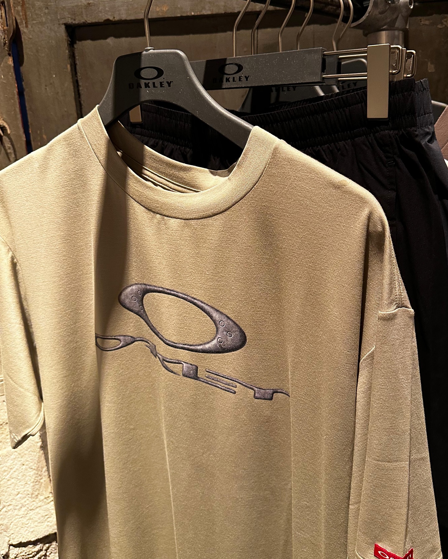 2026년 주목할 브랜드 : 오클리 🏃
파리 패션위크에서 만나본 오클리 2026 컬렉션 아이템 살펴보기 👀
오클리(Oakley)의 의류 라인은 기능성과 스포츠 퍼포먼스를 중심으로 구성되어 있는데요. 액티브 스포츠부터 일상 패션까지 아우르는 하이브리드 스타일이 특징입니다.
다양한 기후와 환경에 대응할 수 있는 기능성 소재(흡습속건, 스트레치, UV 차단 등)를 적극 활용합니다. 이미지6