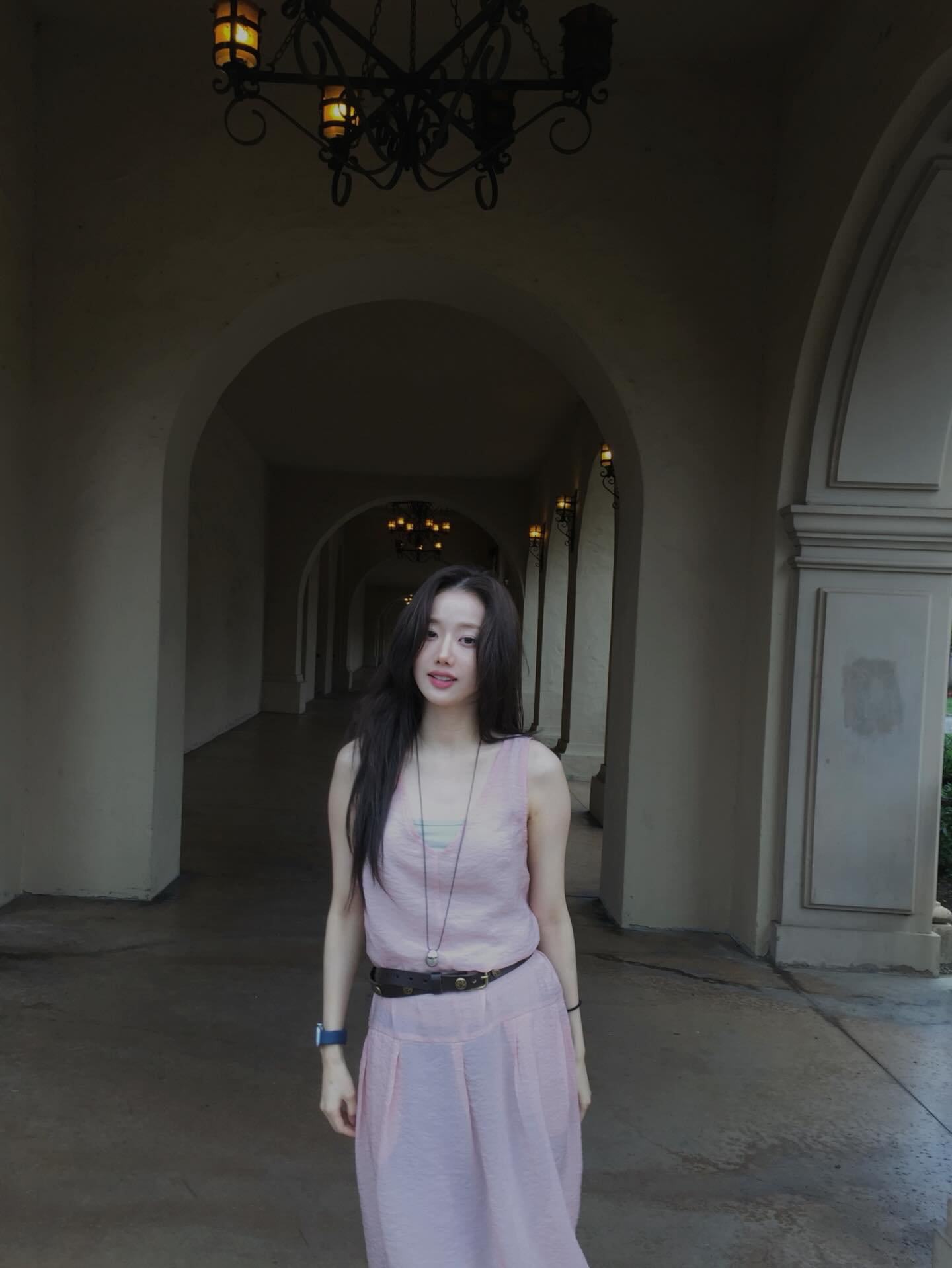 센스 있는 이나은의 여행룩 정보💗

여행룩은 예쁘면서도 편한 옷을 찾아야 하기 때문에 은근히 고르기 어려운 룩 중 하나인데요. 이나은은 따라 입기 좋은 다양한 여행 코디를 선보였습니다.

편안하면서도 스타일은 놓치지 않은 그녀의 아이템들을 지금 바로 소개해 드릴게요.

1. 포지프레클즈, 소빈 x 포프 브리즈 드레스, 블러쉬 핑크, 16만 6천 원
2. 에이치앤엠, 스모크 톱, 약 2만 7천 원
3. 슈프림 x 굿이너프 디바이스 티셔츠, 라이트 핑크, 8만 8천 원 이미지2