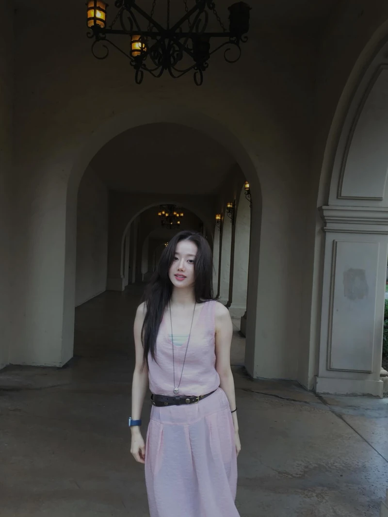 센스 있는 이나은의 여행룩 정보💗
여행룩은 예쁘면서도 편한 옷을 찾아야 하기 때문에 은근히 고르기 어려운 룩 중 하나인데요. 이나은은 따라 입기 좋은 다양한 여행 코디를 선보였습니다.
편안하면서도 스타일은 놓치지 않은 그녀의 아이템들을 지금 바로 소개해 드릴게요.
1. 포지프레클즈, 소빈 x 포프 브리즈 드레스, 블러쉬 핑크, 16만 6천 원
2. 에이치앤엠, 스모크 톱, 약 2만 7천 원
3. 슈프림 x 굿이너프 디바이스 티셔츠, 라이트 핑크, 8만 8천 원 이미지2