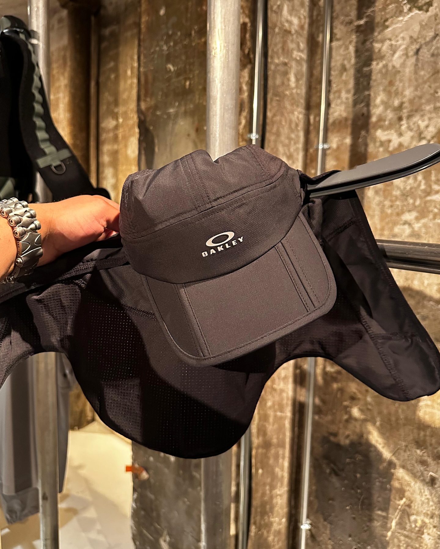 2026년 주목할 브랜드 : 오클리 🏃
파리 패션위크에서 만나본 오클리 2026 컬렉션 아이템 살펴보기 👀
오클리(Oakley)의 의류 라인은 기능성과 스포츠 퍼포먼스를 중심으로 구성되어 있는데요. 액티브 스포츠부터 일상 패션까지 아우르는 하이브리드 스타일이 특징입니다.
다양한 기후와 환경에 대응할 수 있는 기능성 소재(흡습속건, 스트레치, UV 차단 등)를 적극 활용합니다. 이미지7