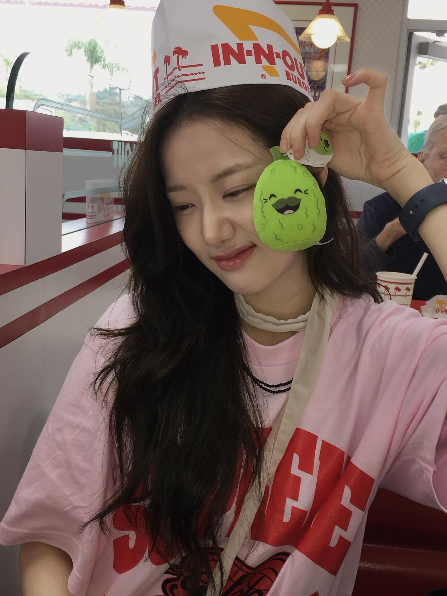 센스 있는 이나은의 여행룩 정보💗

여행룩은 예쁘면서도 편한 옷을 찾아야 하기 때문에 은근히 고르기 어려운 룩 중 하나인데요. 이나은은 따라 입기 좋은 다양한 여행 코디를 선보였습니다.

편안하면서도 스타일은 놓치지 않은 그녀의 아이템들을 지금 바로 소개해 드릴게요.

1. 포지프레클즈, 소빈 x 포프 브리즈 드레스, 블러쉬 핑크, 16만 6천 원
2. 에이치앤엠, 스모크 톱, 약 2만 7천 원
3. 슈프림 x 굿이너프 디바이스 티셔츠, 라이트 핑크, 8만 8천 원 이미지9