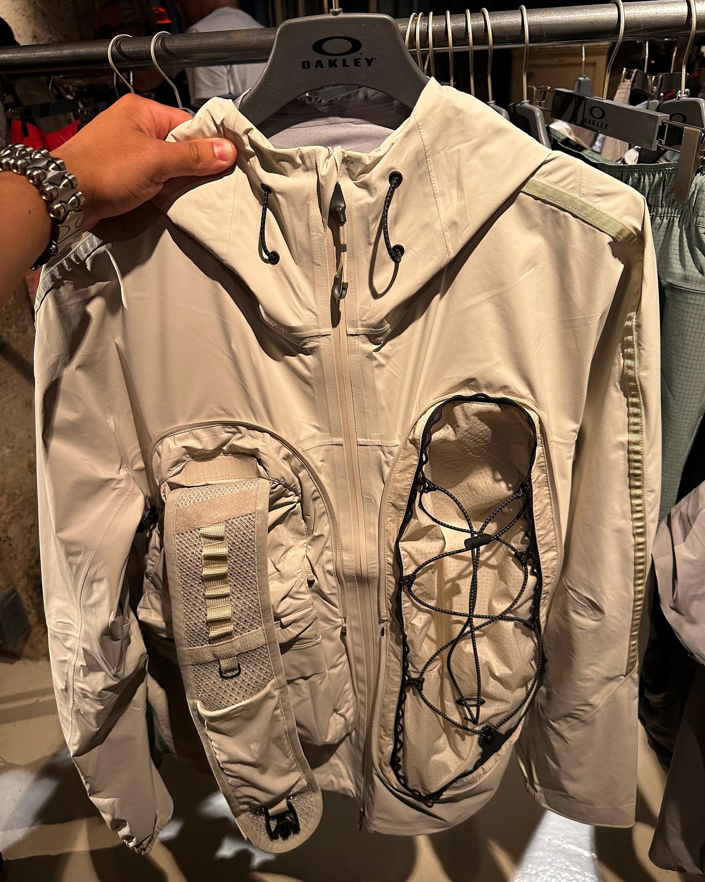 2026년 주목할 브랜드 : 오클리 🏃
파리 패션위크에서 만나본 오클리 2026 컬렉션 아이템 살펴보기 👀
오클리(Oakley)의 의류 라인은 기능성과 스포츠 퍼포먼스를 중심으로 구성되어 있는데요. 액티브 스포츠부터 일상 패션까지 아우르는 하이브리드 스타일이 특징입니다.
다양한 기후와 환경에 대응할 수 있는 기능성 소재(흡습속건, 스트레치, UV 차단 등)를 적극 활용합니다. 이미지9