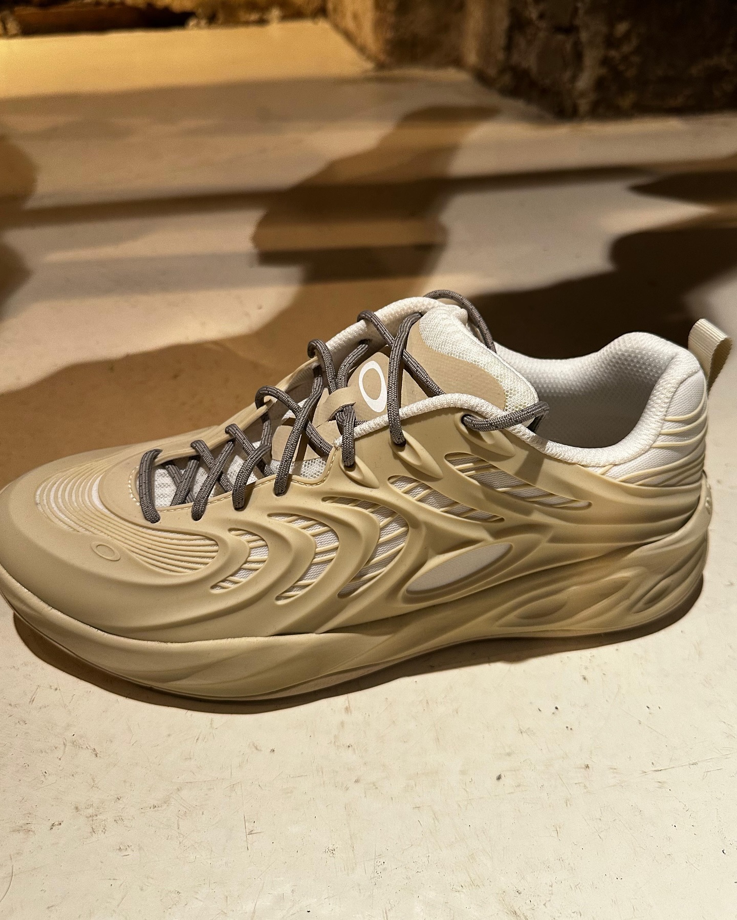 2026년 주목할 브랜드 : 오클리 🏃
파리 패션위크에서 만나본 오클리 2026 컬렉션 아이템 살펴보기 👀
오클리(Oakley)의 의류 라인은 기능성과 스포츠 퍼포먼스를 중심으로 구성되어 있는데요. 액티브 스포츠부터 일상 패션까지 아우르는 하이브리드 스타일이 특징입니다.
다양한 기후와 환경에 대응할 수 있는 기능성 소재(흡습속건, 스트레치, UV 차단 등)를 적극 활용합니다. 이미지3