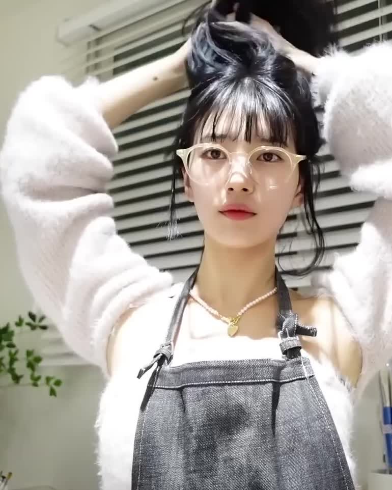 안경태 & 얼굴형 매칭 가이드👓  요즘 안경은 단순히 시력을 위한 아이템을 넘어 패션 아이템으로 자리 잡았습니다.  나에게 찰떡같은 안경태를 선택하면, 안 썼을 때보다 더 스타일리시해 보일 수 있다는 사실!  오늘 준비한 얼굴형 매칭 가이드를 참고해 나에게 꼭 맞는 안경태를 찾아보세요.✔️  1. 계란형 얼굴 대부분의 안경테가 잘 어울리며 얼굴형보다는 스타일과 코디에 맞춘 선택이 중요합니다.  2. 각진 얼굴형 원형 안경으로 부드럽고 세련된 인상을 연출하고 사각 턱의 딱딱함을 효과적으로 보완합니다.  3. 둥근 얼굴형 둥근 프레임은 얼굴이 더 동그라워 보여 각진 프레임, 사각형 셰이프를 추천합니다.  4. 긴 얼굴형 각진 테는 인상이 딱딱해 보일 수 있어 끝이 둥근 안경테나 타원형 사각 프레임이 잘 어울립니다.  5. 하트형 얼굴 하금테나 얇은 프레임을 선택하면 시선을 분산시켜 얼굴형의 균형을 맞출 수 있습니다. 이미지