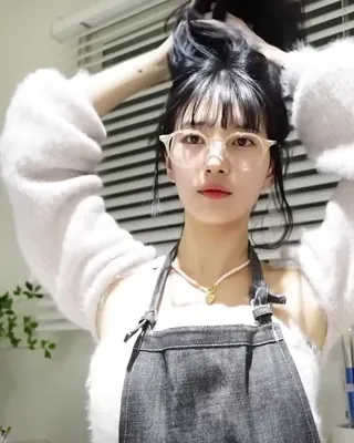 안경태 & 얼굴형 매칭 가이드👓
요즘 안경은 단순히 시력을 위한 아이템을 넘어 패션 아이템으로 자리 잡았습니다.
나에게 찰떡같은 안경태를 선택하면, 안 썼을 때보다 더 스타일리시해 보일 수 있다는 사실!
오늘 준비한 얼굴형 매칭 가이드를 참고해 나에게 꼭 맞는 안경태를 찾아보세요.✔️
1. 계란형 얼굴
대부분의 안경테가 잘 어울리며 얼굴형보다는 스타일과 코디에 맞춘 선택이 중요합니다.
2. 각진 얼굴형
원형 안경으로 부드럽고 세련된 인상을 연출하고 사각 턱의 딱딱함을 효과적으로 보완합니다.
3. 둥근 얼굴형
둥근 프레임은 얼굴이 더 동그라워 보여 각진 프레임, 사각형 셰이프를 추천합니다.
4. 긴 얼굴형
각진 테는 인상이 딱딱해 보일 수 있어 끝이 둥근 안경테나 타원형 사각 프레임이 잘 어울립니다.
5. 하트형 얼굴
하금테나 얇은 프레임을 선택하면 시선을 분산시켜 얼굴형의 균형을 맞출 수 있습니다. 이미지