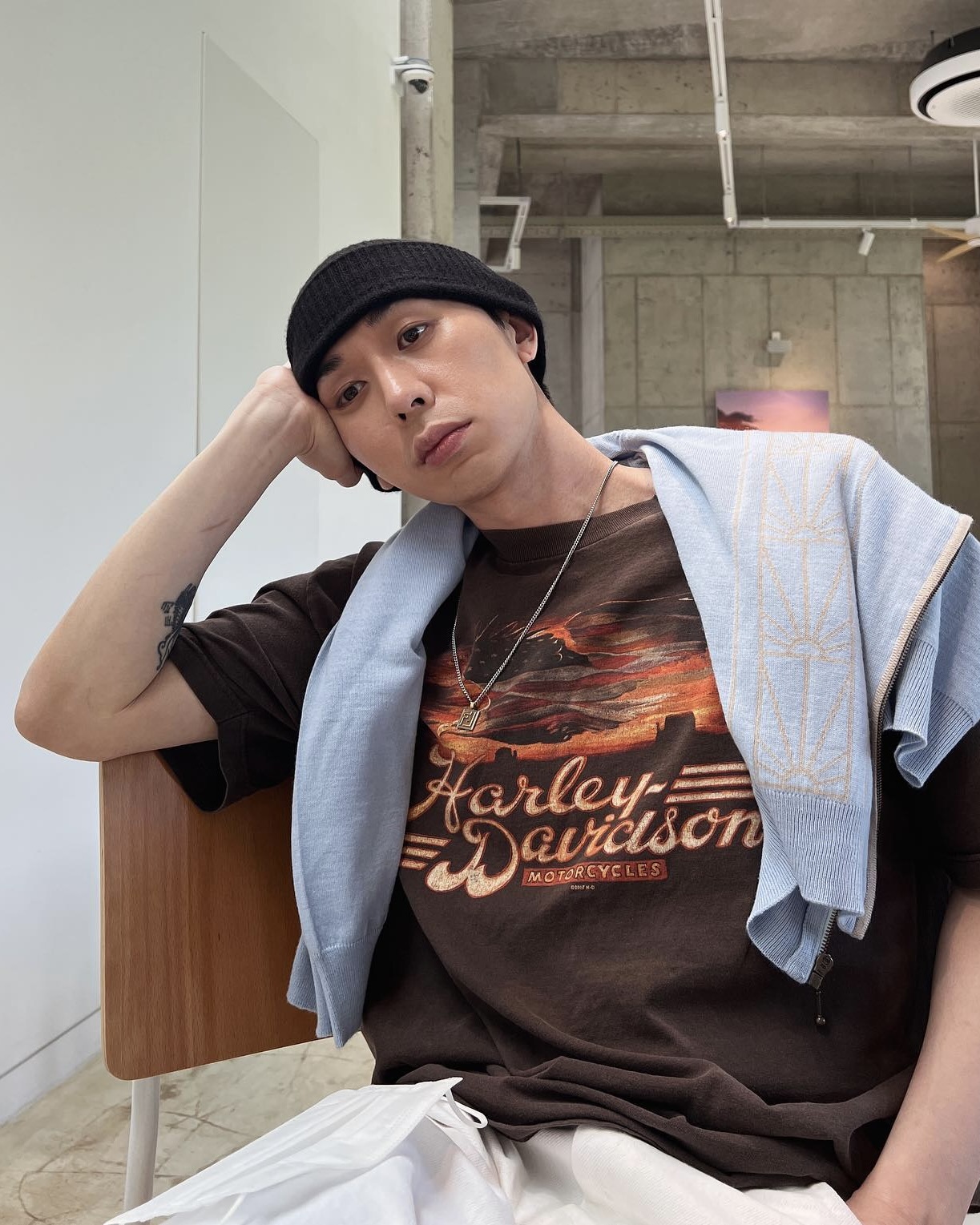 옷장에 무채색밖에 없는 당신을 위해!
브라운 톤과 찰떡인 코드쿤스트 티셔츠 3가지 체크하기 ✌️🤎

1. 할리데이비슨 빈티지 티셔츠
빈티지 티셔츠의 상징, 할리데이비슨 제품입니다. 모터사이클 감성을 담은 그래픽과 시원한 화이트 팬츠를 매치해 자유롭고 개성 있는 스타일을 완성했습니다.

2. 사카이 그래픽 티셔츠
연한 베이지 컬러에 고딕체 영문 그래픽이 포인트인 티셔츠입니다. 심플한 티셔츠와 팬츠 조합에 키치한 벨트를 믹스매치해 감각적인 스트릿 룩을 연출했습니다.

3. 스투시 × 아워레가시 배지 티셔츠
진한 모카 컬러 티셔츠에 스투시와 아워레가시의 협업 로고가 더해진 제품입니다. 워싱 데님과 독특한 디자인의 벨트, 작업용 헤드폰을 함께 착용해 감성적인 아티스트 무드를 표현했습니다.

#코드쿤스트 #할리데이비슨 #빈티지티셔츠 #아워레가시 #스투시 #사카이 #브라운  이미지1
