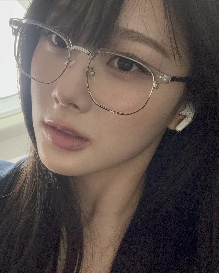안경태 & 얼굴형 매칭 가이드👓

요즘 안경은 단순히 시력을 위한 아이템을 넘어 패션 아이템으로 자리 잡았습니다.

나에게 찰떡같은 안경태를 선택하면, 안 썼을 때보다 더 스타일리시해 보일 수 있다는 사실!

오늘 준비한 얼굴형 매칭 가이드를 참고해 나에게 꼭 맞는 안경태를 찾아보세요.✔️

1. 계란형 얼굴
대부분의 안경테가 잘 어울리며 얼굴형보다는 스타일과 코디에 맞춘 선택이 중요합니다.

2. 각진 얼굴형
원형 안경으로 부드럽고 세련된 인상을 연출하고 사각 턱의 딱딱함을 효과적으로 보완합니다.

3. 둥근 얼굴형
둥근 프레임은 얼굴이 더 동그라워 보여 각진 프레임, 사각형 셰이프를 추천합니다.

4. 긴 얼굴형
각진 테는 인상이 딱딱해 보일 수 있어 끝이 둥근 안경테나 타원형 사각 프레임이 잘 어울립니다.

5. 하트형 얼굴
하금테나 얇은 프레임을 선택하면 시선을 분산시켜 얼굴형의 균형을 맞출 수 있습니다. 이미지