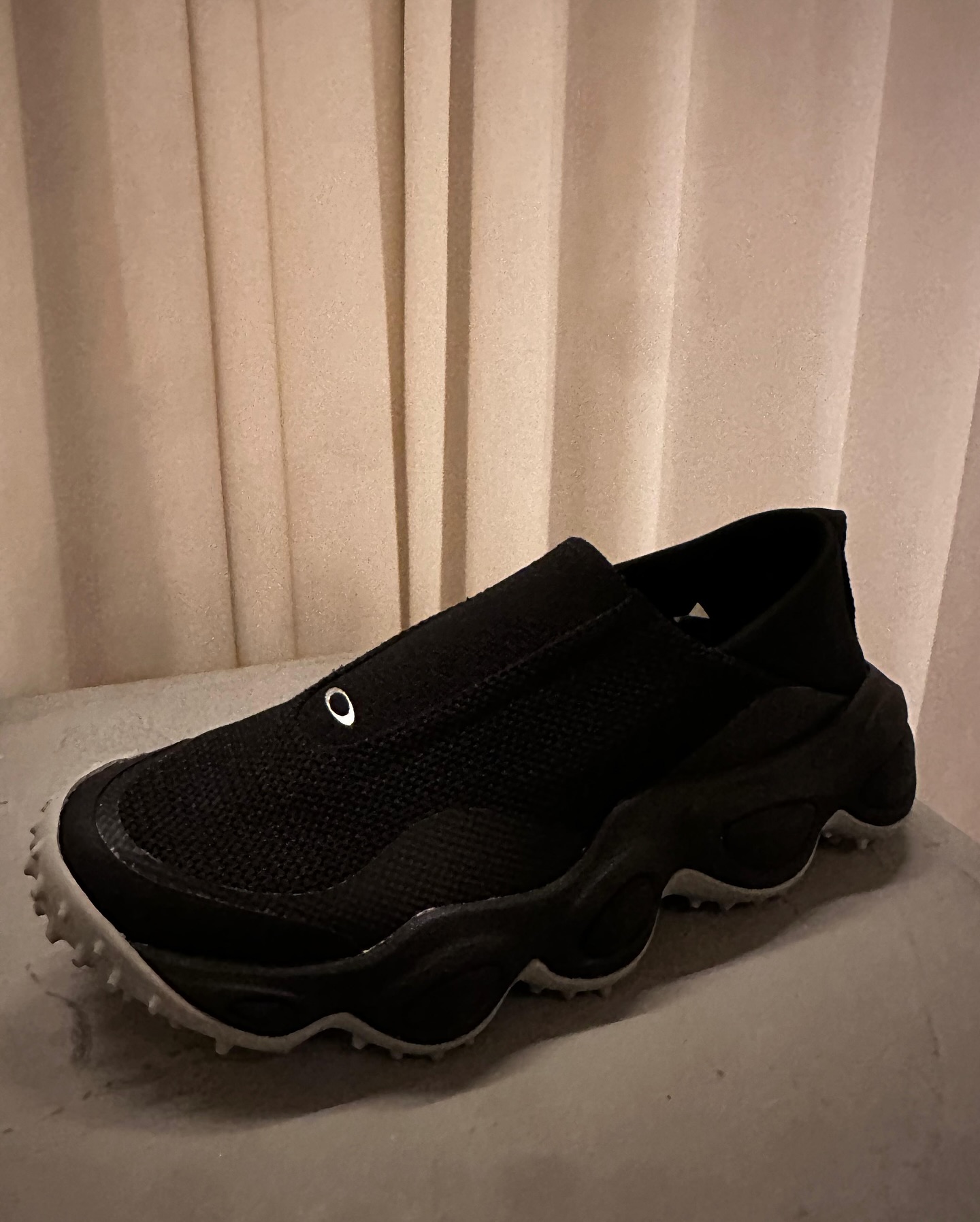 2026년 주목할 브랜드 : 오클리 🏃
파리 패션위크에서 만나본 오클리 2026 컬렉션 아이템 살펴보기 👀
오클리(Oakley)의 의류 라인은 기능성과 스포츠 퍼포먼스를 중심으로 구성되어 있는데요. 액티브 스포츠부터 일상 패션까지 아우르는 하이브리드 스타일이 특징입니다.
다양한 기후와 환경에 대응할 수 있는 기능성 소재(흡습속건, 스트레치, UV 차단 등)를 적극 활용합니다. 이미지5