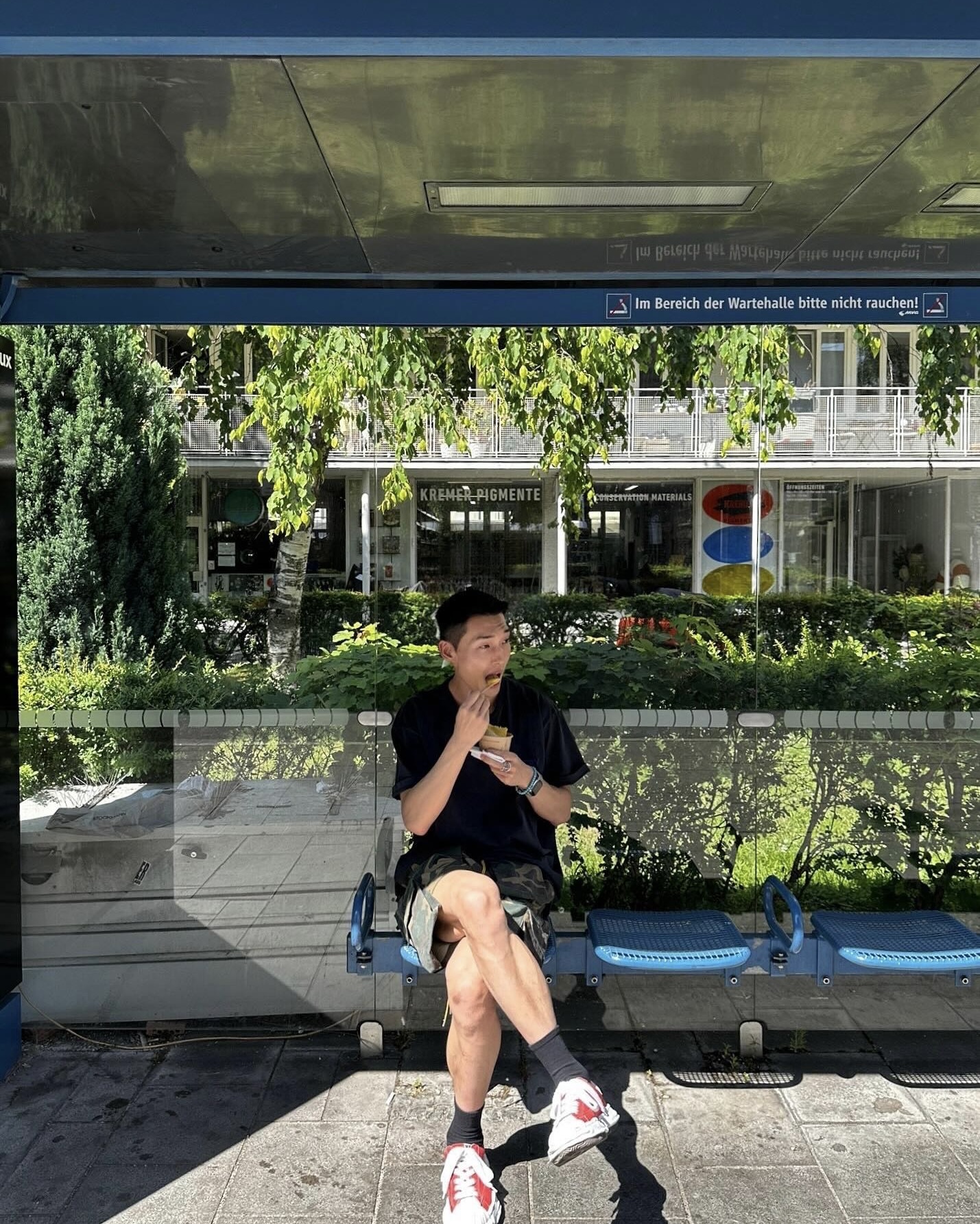 하이 점퍼와 하이엔드 스트릿의 만남
실력과 스타일은 비례한다🥇🎽 우상혁 선수의 아이템 모음 3가지 

최근 세계대회에서 또다시 우승을 거둔 우상혁 선수는 점프만큼이나 완벽한 스타일링을 보여줬습니다. 하이엔드 스트릿의 감성을 제대로 살린 그의 스타일을 분석했습니다.

1. 갤러리 디파트먼트 수베니어 티셔츠
워싱 된 블랙 컬러를 바탕으로 브랜드 로고가 새겨진 티셔츠입니다. 카모 패턴의 쇼츠와 매치해 갤러리 디파트먼트 특유의 빈티지 무드와 조화를 이뤘습니다.

2.⁠ 크롬하츠 바인 하트 로고 롱 슬리브
뉴욕 매장 한정판으로 발매한, 크롬하츠의 바인 하트 로고 롱 슬리브입니다. 크롬하츠 특유의 디플로마체 로고와 하트 로고를 결합해, 기존 크롬하츠 티셔츠와는 다른 유니크함을 선사합니다.

3. 메종 미하라 야스히로 블레이키 OG 솔 캔버스 로우탑 스니커즈
아디다스 슈퍼스타에 야스히로의 감성을 더한 블레이키 레드 컬러 모델입니다. 대부분 어두운 컬러로 구성된 우상혁 선수의 코디에서 강렬한 빨간색 포인트로 스트릿한 무드를 한층 강조했습니다. 이미지3