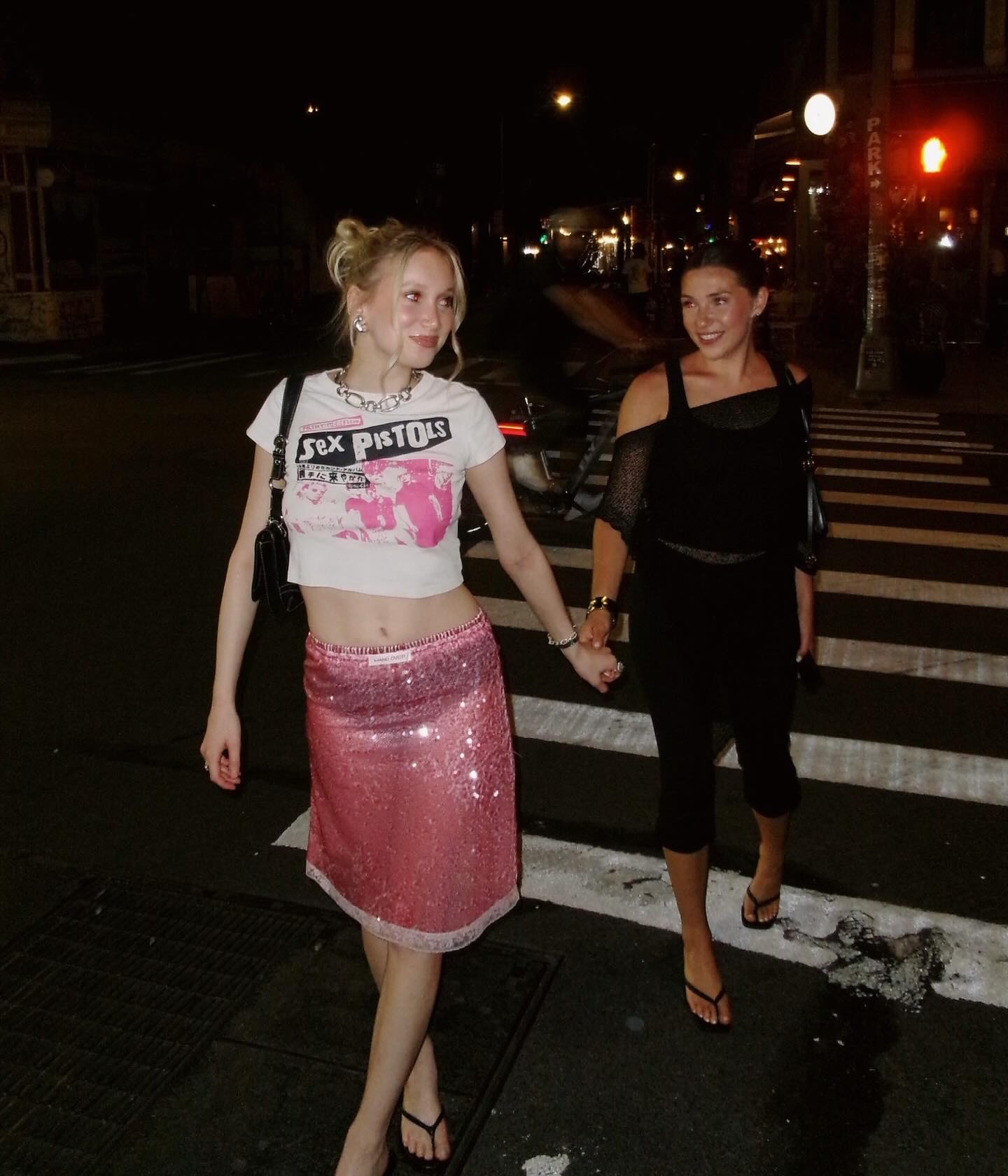 여름엔 시원하게 인어코어🧜‍♀️
시선이 머무는 스팽글 스커트, 인어가 될 준비 되셨나요?🫧

전남친 박서에서 시작된 브랜드 핸드오버(HAND OVER)의 스팽글 시스루 스커트, 인어처럼 빛나는 여름을 입다.

파자마 느낌의 박서와 상의를 조합해 위트 있게 풀어낸 이 브랜드는 지금, 시퀸과 스팽글로 무장한 시스루 스커트로 다시 한 번 주목받고 있습니다.

1. 랄프 미니스커트
지브라 패턴 위로 은은하게 핀 플라워. 스포티한 탑과 매치하면 쿨한 분위기로, 패턴 믹스를 시도하고 싶은 이에게 추천합니다.

2. 카밀로의 치마
핑크빛 스팽글에 레이스 마감. 크롭티와 매치해 복고 무드 연출 가능. 좀 더 과감한 시도를 원하는 인싸들을 위한 글리터 아이템 입니다.

3. 레안드로의 스커트
크림빛 시스루 위에 작은 도트 패턴이 더해진 미니 스커트. 부담 없이 반짝임을 즐기고 싶은 날에 제격입니다.

시스루가 부담스럽다면 긴 티셔츠를 매치해보세요. 반짝이는 순간, 누구든 인어공주가 될 수 있어요. 이미지6