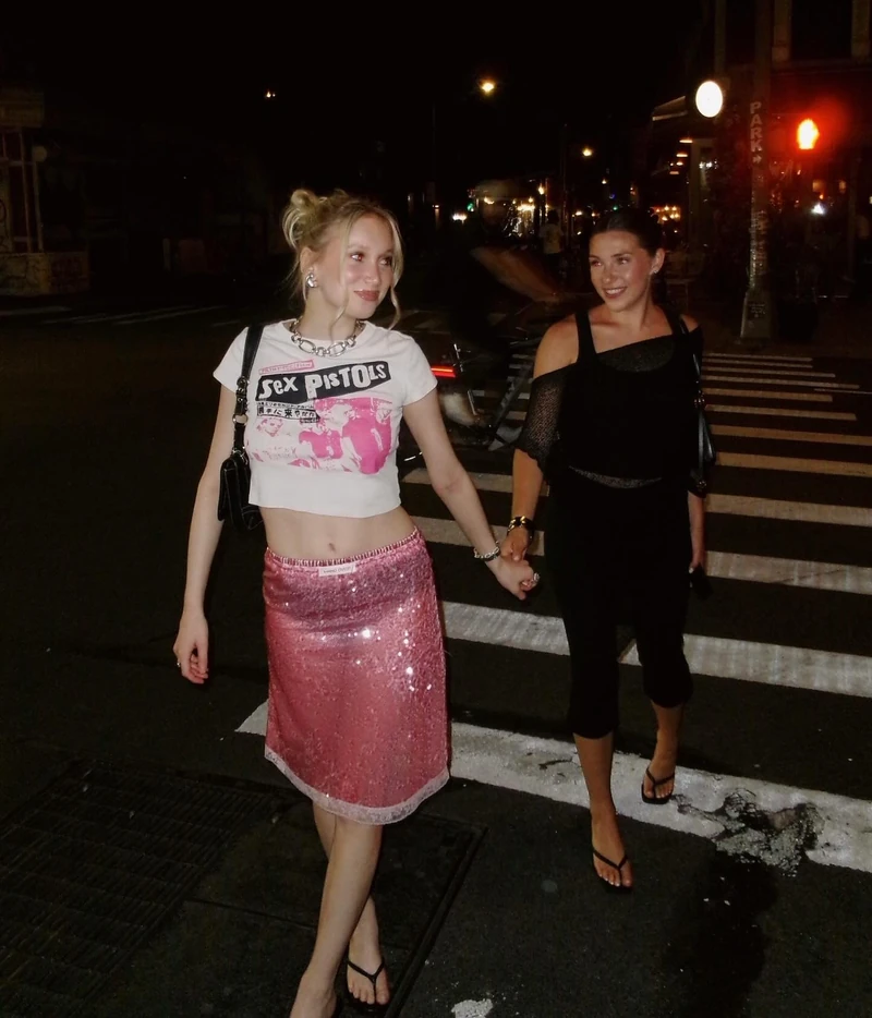 여름엔 시원하게 인어코어🧜♀️
시선이 머무는 스팽글 스커트, 인어가 될 준비 되셨나요?🫧
전남친 박서에서 시작된 브랜드 핸드오버(HAND OVER)의 스팽글 시스루 스커트, 인어처럼 빛나는 여름을 입다.
파자마 느낌의 박서와 상의를 조합해 위트 있게 풀어낸 이 브랜드는 지금, 시퀸과 스팽글로 무장한 시스루 스커트로 다시 한 번 주목받고 있습니다.
1. 랄프 미니스커트
지브라 패턴 위로 은은하게 핀 플라워. 스포티한 탑과 매치하면 쿨한 분위기로, 패턴 믹스를 시도하고 싶은 이에게 추천합니다.
2. 카밀로의 치마
핑크빛 스팽글에 레이스 마감. 크롭티와 매치해 복고 무드 연출 가능. 좀 더 과감한 시도를 원하는 인싸들을 위한 글리터 아이템 입니다.
3. 레안드로의 스커트
크림빛 시스루 위에 작은 도트 패턴이 더해진 미니 스커트. 부담 없이 반짝임을 즐기고 싶은 날에 제격입니다.
시스루가 부담스럽다면 긴 티셔츠를 매치해보세요. 반짝이는 순간, 누구든 인어공주가 될 수 있어요. 이미지6