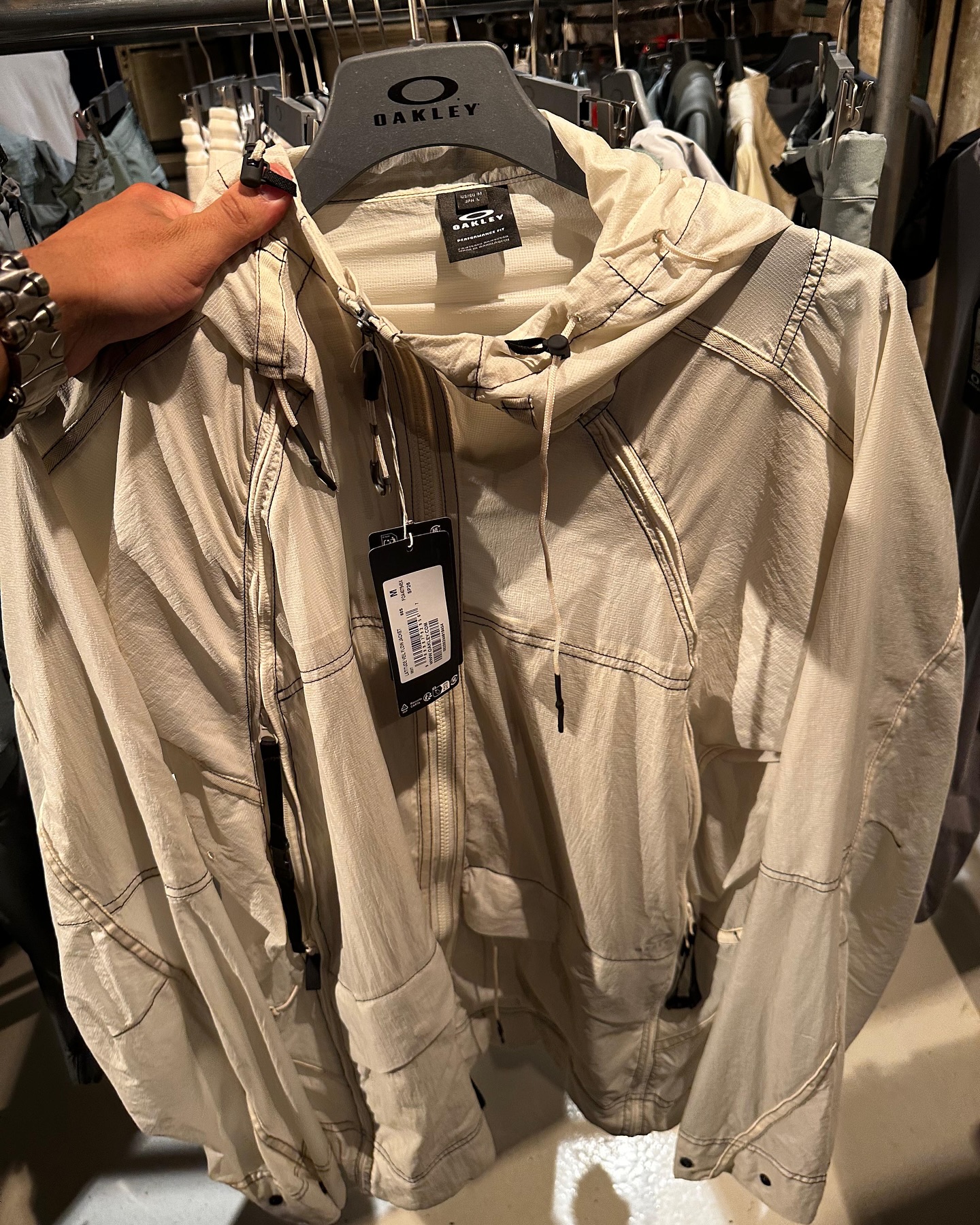 2026년 주목할 브랜드 : 오클리 🏃
파리 패션위크에서 만나본 오클리 2026 컬렉션 아이템 살펴보기 👀
오클리(Oakley)의 의류 라인은 기능성과 스포츠 퍼포먼스를 중심으로 구성되어 있는데요. 액티브 스포츠부터 일상 패션까지 아우르는 하이브리드 스타일이 특징입니다.
다양한 기후와 환경에 대응할 수 있는 기능성 소재(흡습속건, 스트레치, UV 차단 등)를 적극 활용합니다. 이미지10