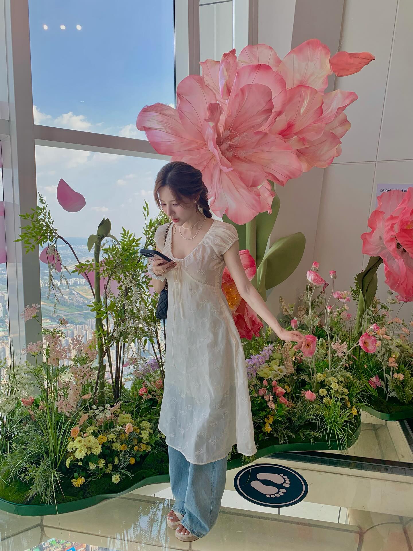 원피스 하나로는 부족할걸?
원피스와 데님팬츠, 필수 레이어드 공식이니 따라 해보세요📋💞 이미지